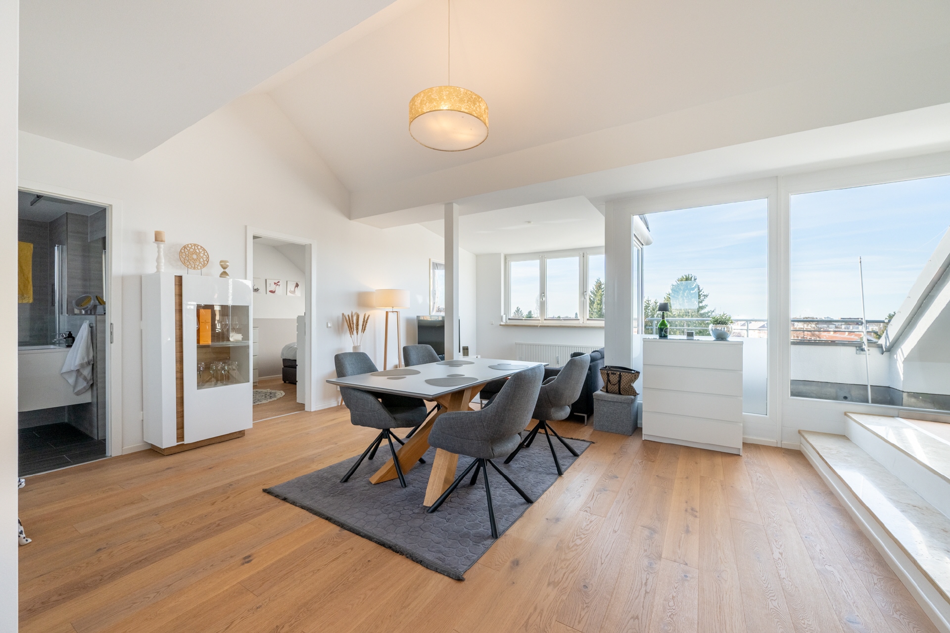 Aigner - Lichtdurchflutete 2-Zimmer-Dachgeschosswohnung mit sonnigem Balkon in Laim – München – Bild 1 von 10