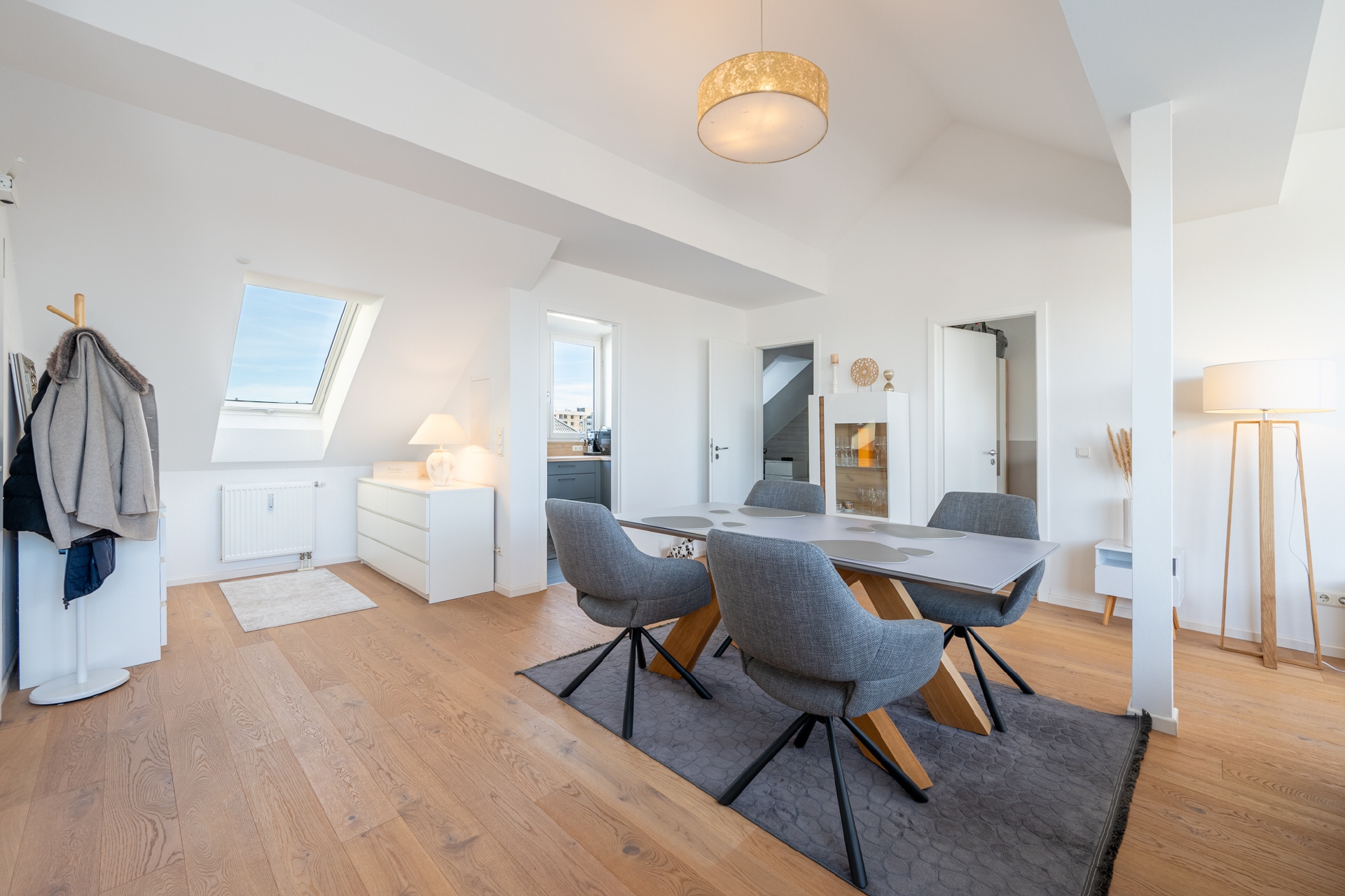 Aigner - Lichtdurchflutete 2-Zimmer-Dachgeschosswohnung mit sonnigem Balkon in Laim – München – Vorschaubild 3