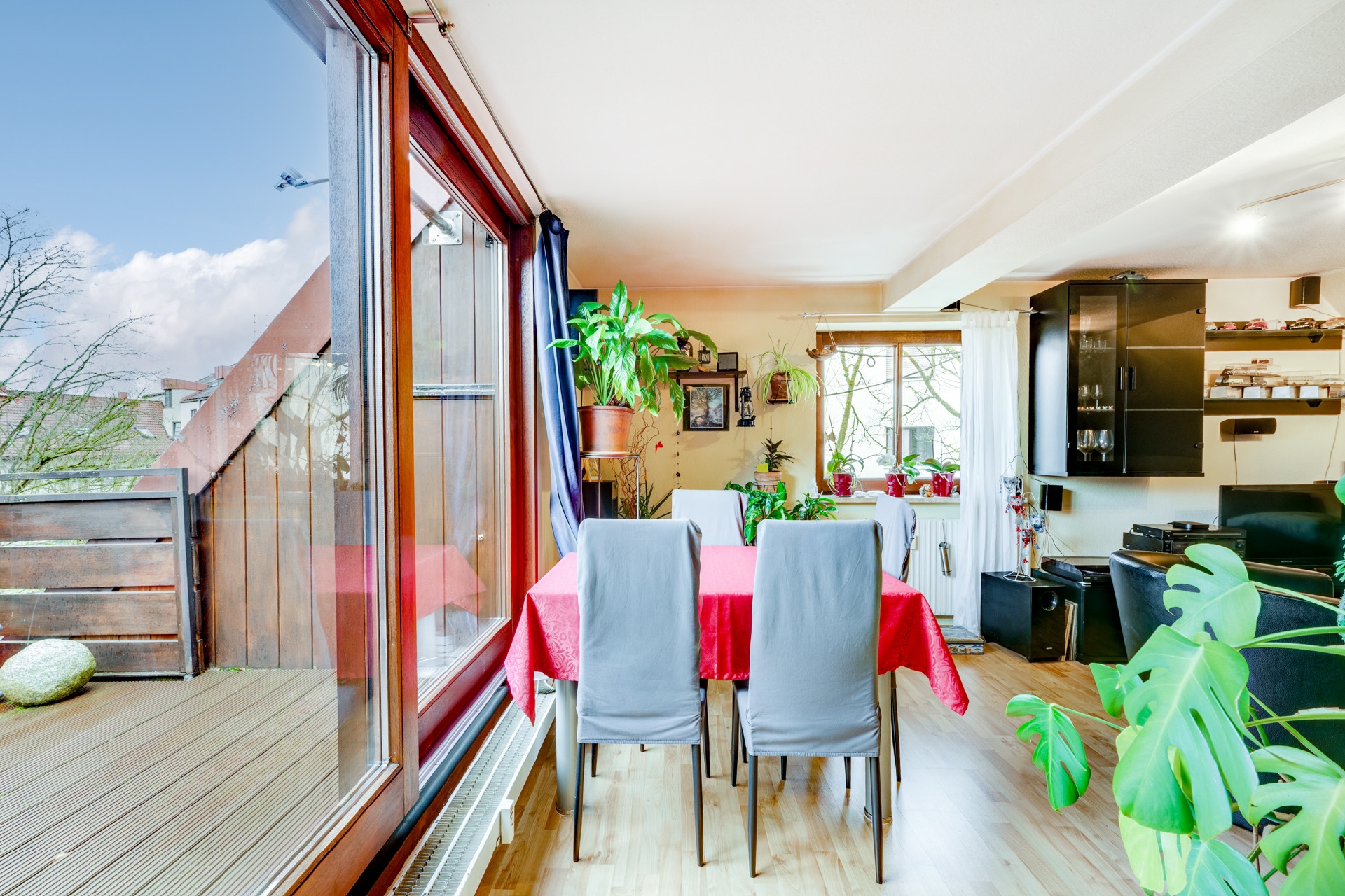 AIGNER - 2-Zimmer-Dachgeschosswohnung mit Dachspitz in beliebter Lage Obersendling – München – Bild 1 von 10