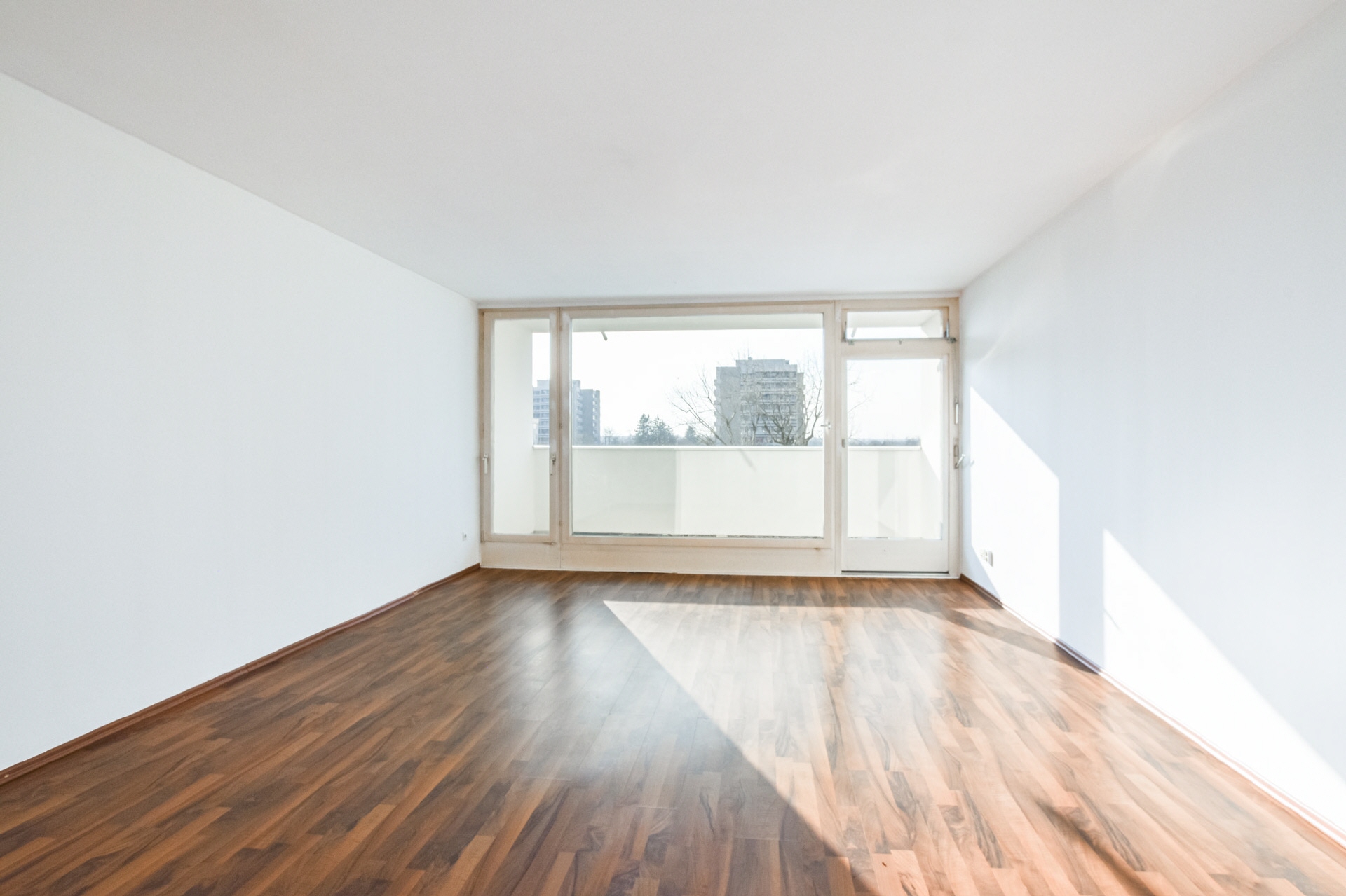 AIGNER - Bezugsfreie 1-Zimmer-Wohnung mit uneinsehbaren Westbalkon – München – Bild 1 von 7