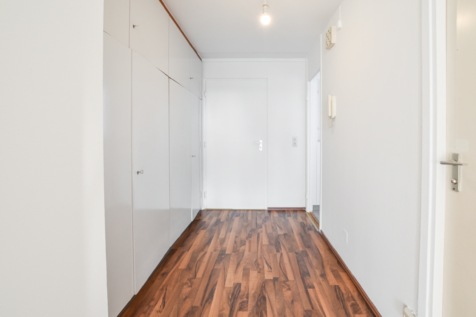 AIGNER - Bezugsfreie 1-Zimmer-Wohnung mit uneinsehbaren Westbalkon – München – Vorschaubild 2