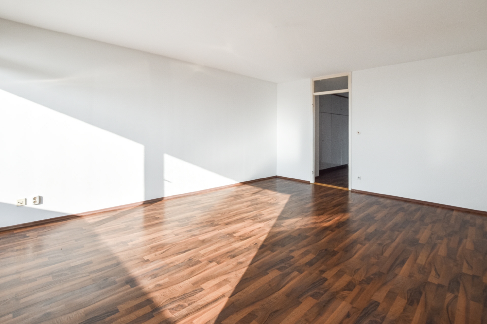 AIGNER - Bezugsfreie 1-Zimmer-Wohnung mit uneinsehbaren Westbalkon – München – Vorschaubild 3