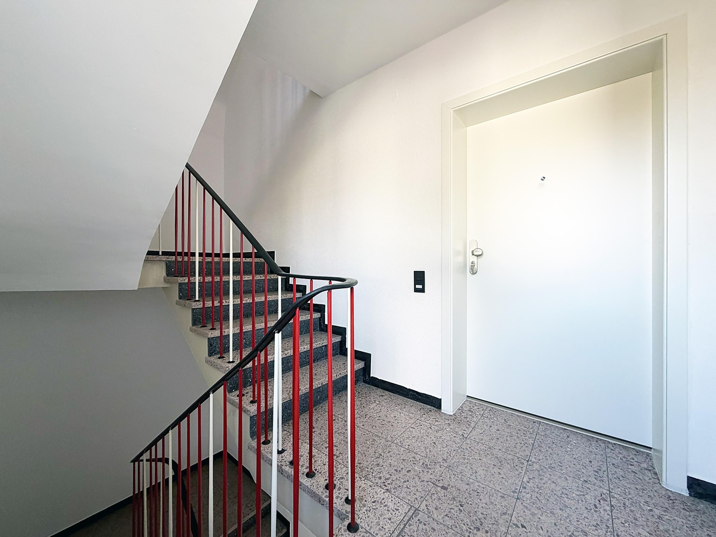 Investieren in Qualität: Modernisiertes Mehrfamilienhaus mit 3 Einheiten in Köln. PROVISIONSFREI – Köln – Vorschaubild 22