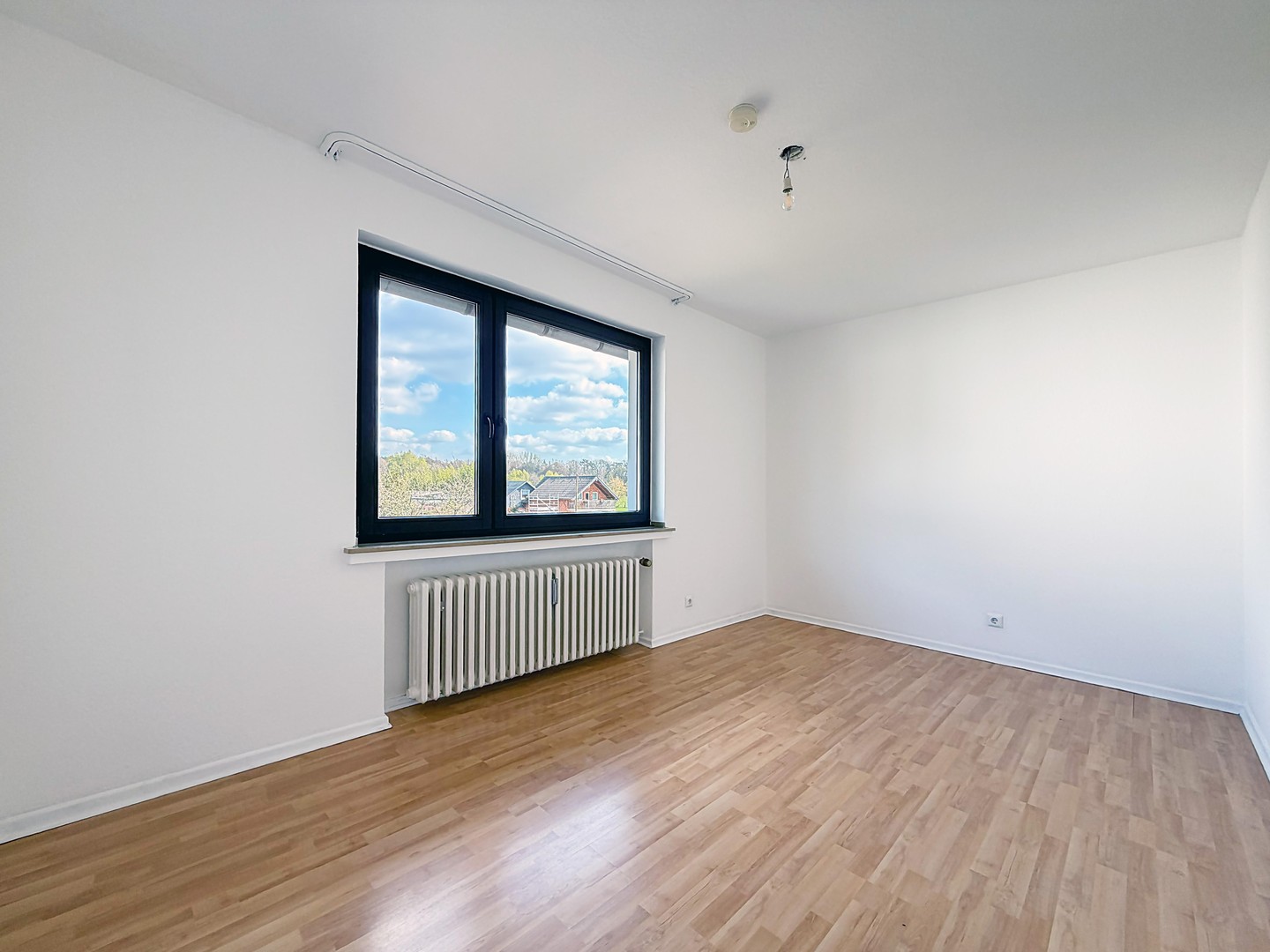Investieren in Qualität: Modernisiertes Mehrfamilienhaus mit 3 Einheiten in Köln. PROVISIONSFREI – Köln – Vorschaubild 28