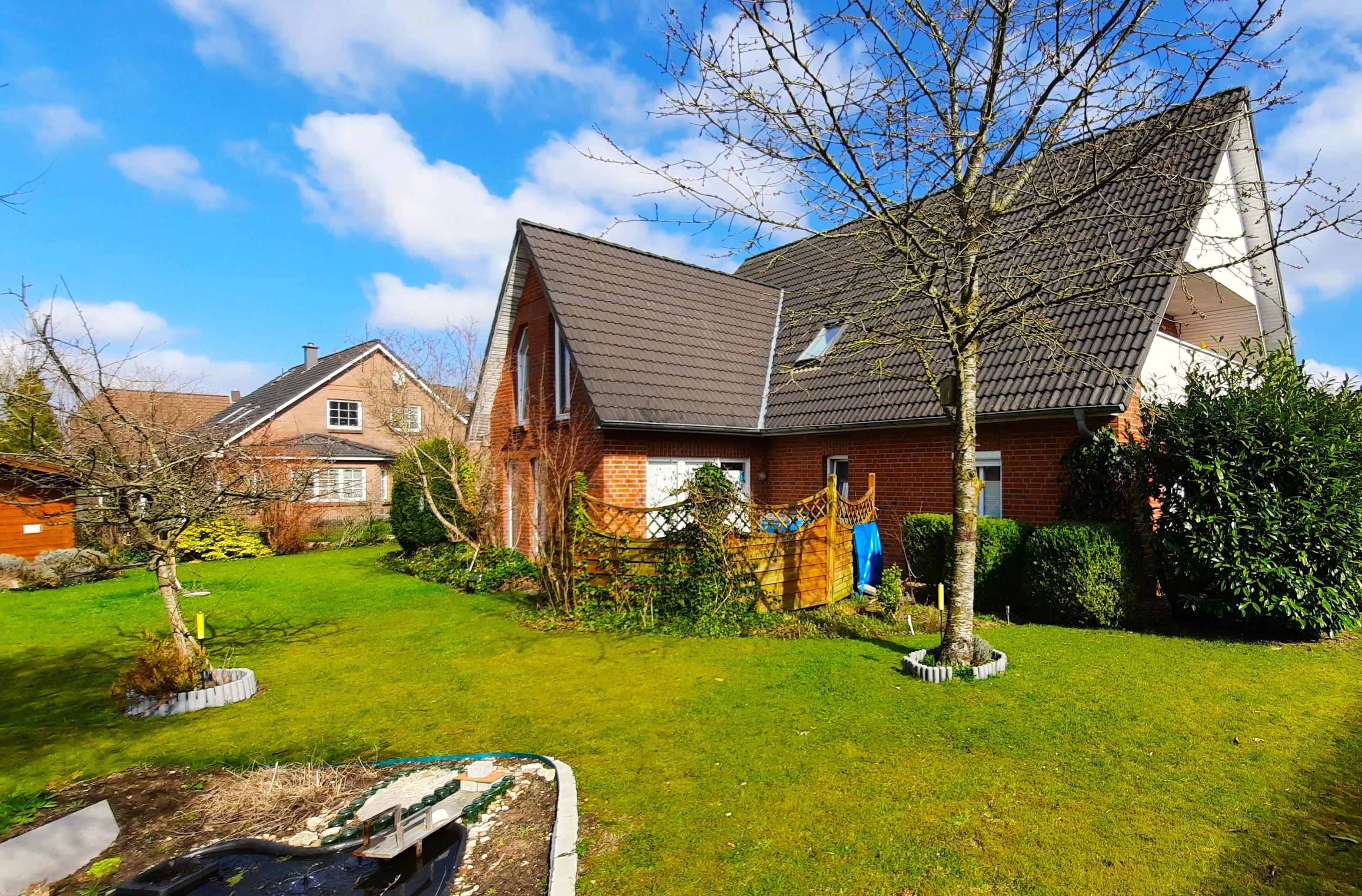 Gepflegtes Zweifamilienhaus mit Carport, Terrasse und Loggia in ruhiger Wohnlage – Kropp – Vorschaubild 2
