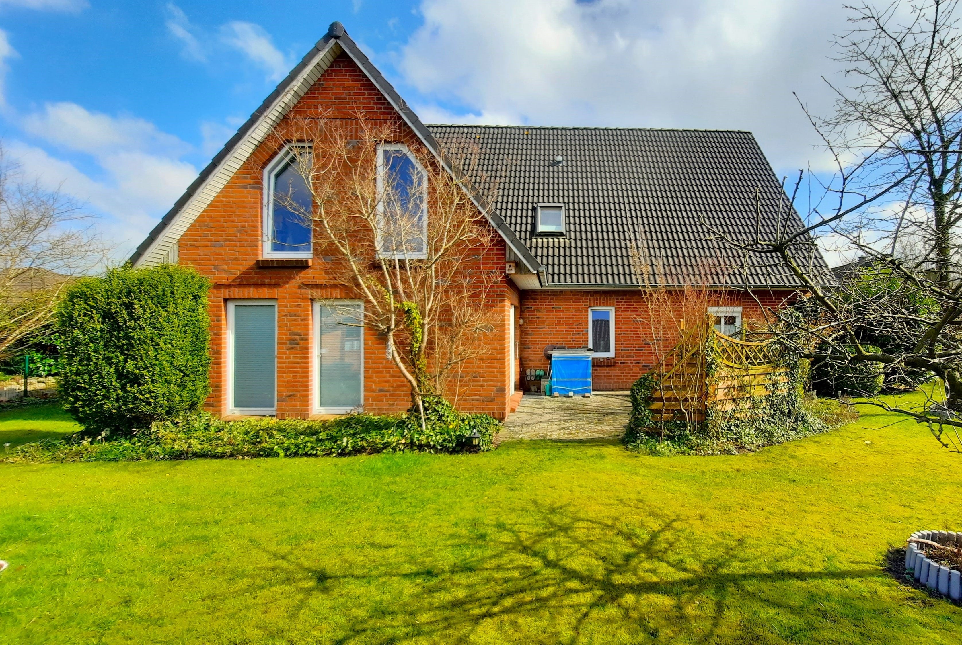 Gepflegtes Zweifamilienhaus mit Carport, Terrasse und Loggia in ruhiger Wohnlage – Kropp – Vorschaubild 3