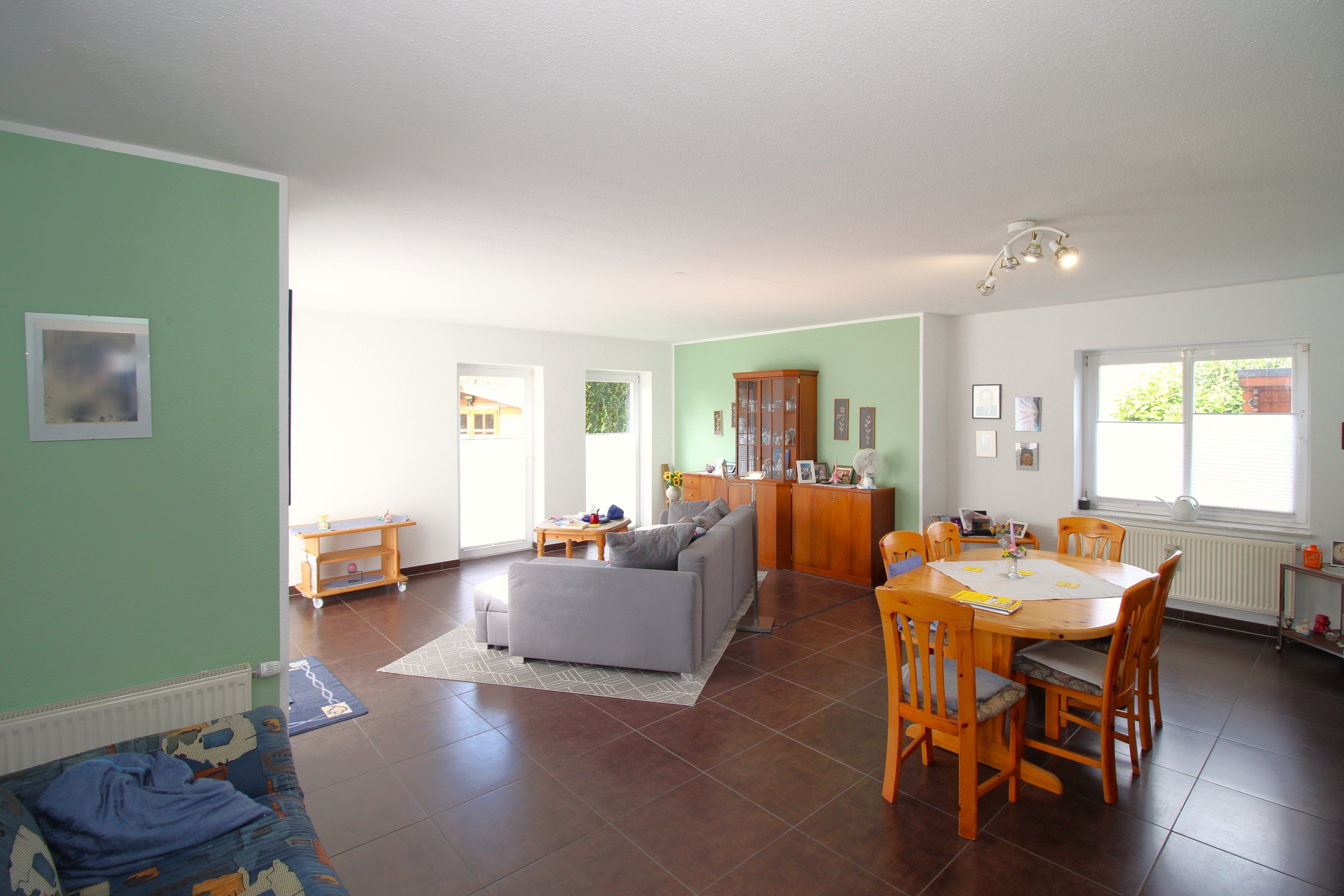 Gepflegtes Zweifamilienhaus mit Carport, Terrasse und Loggia in ruhiger Wohnlage – Kropp – Vorschaubild 5