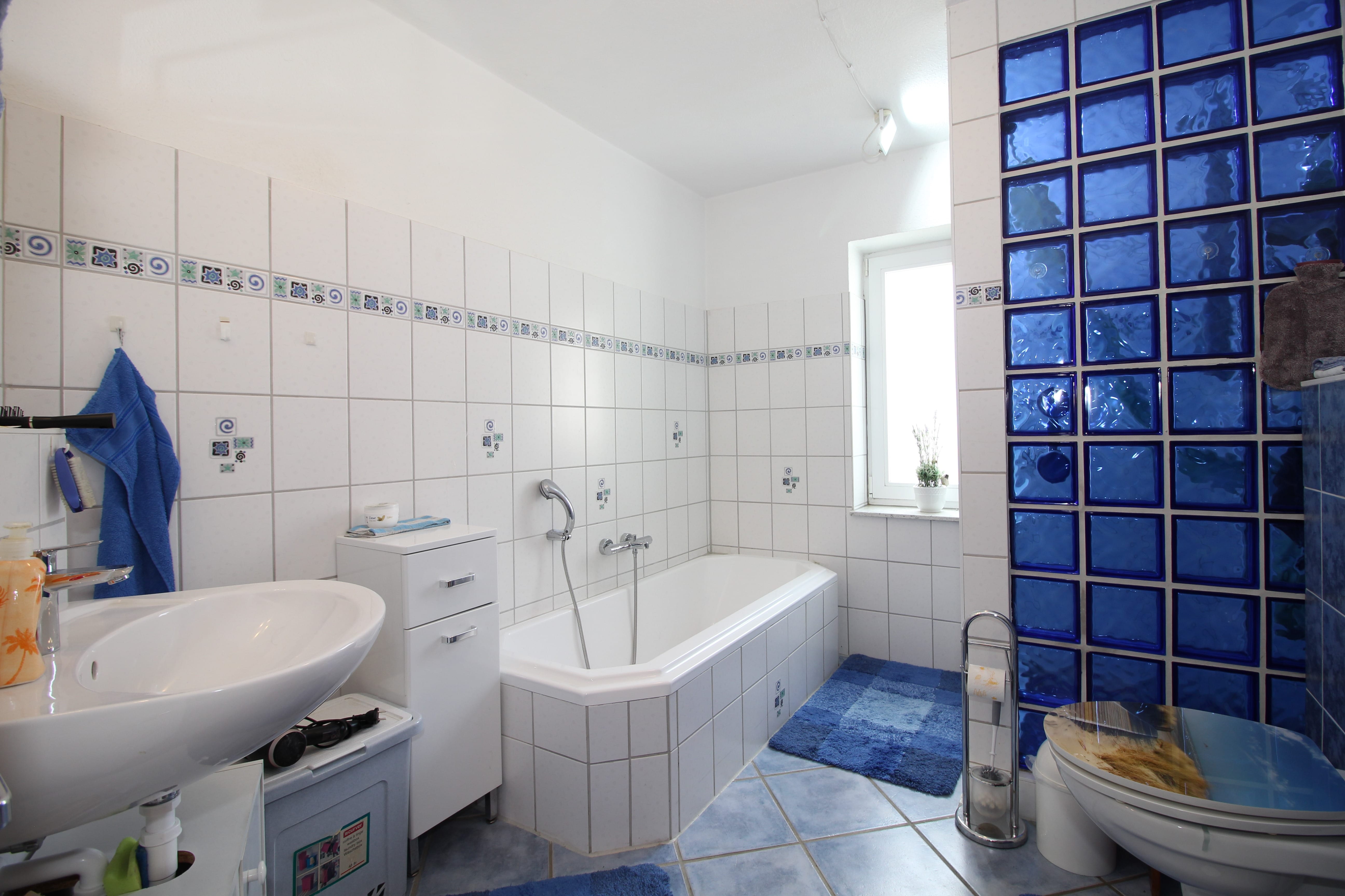 Gepflegtes Zweifamilienhaus mit Carport, Terrasse und Loggia in ruhiger Wohnlage – Kropp – Vorschaubild 8