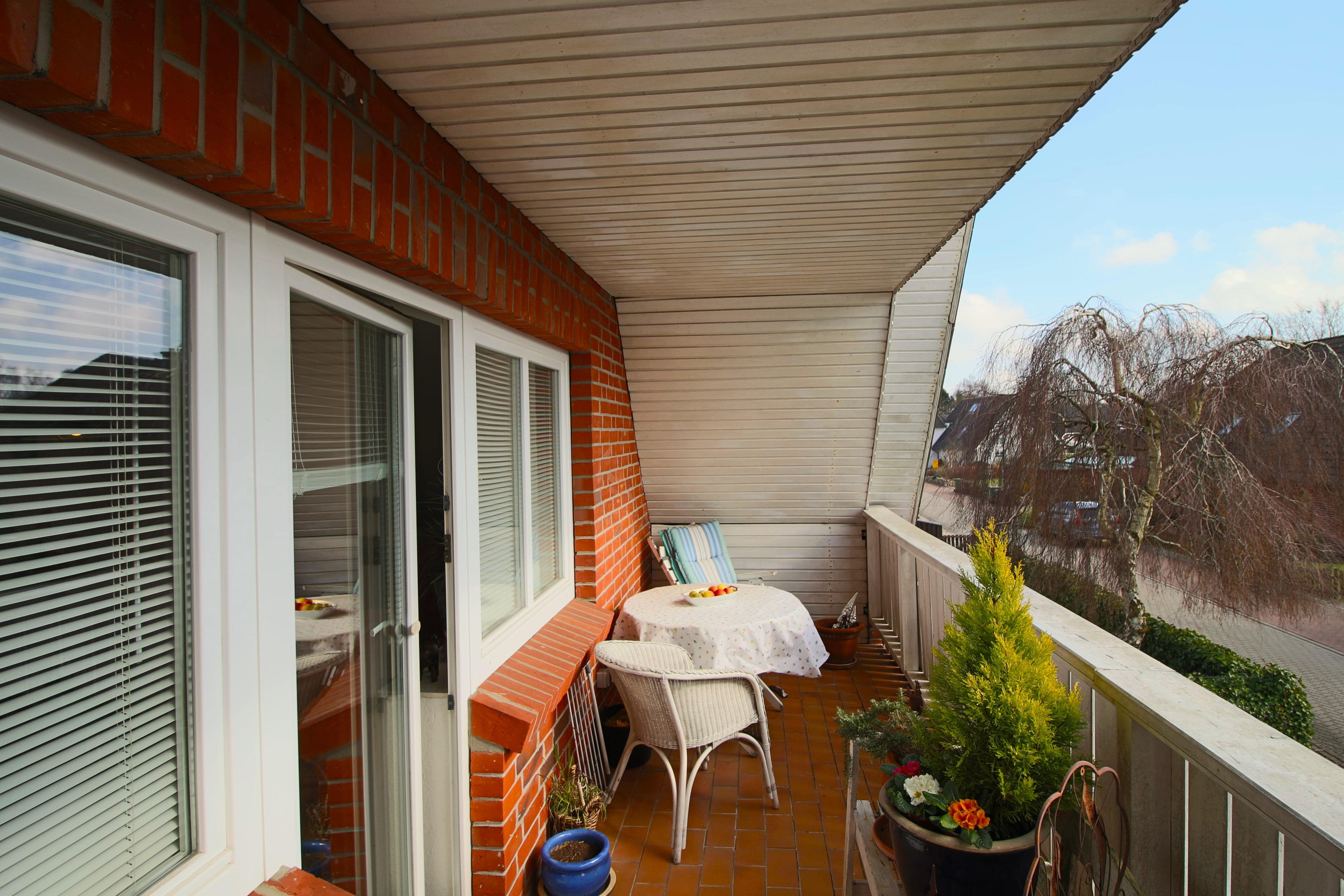 Gepflegtes Zweifamilienhaus mit Carport, Terrasse und Loggia in ruhiger Wohnlage – Kropp – Vorschaubild 14