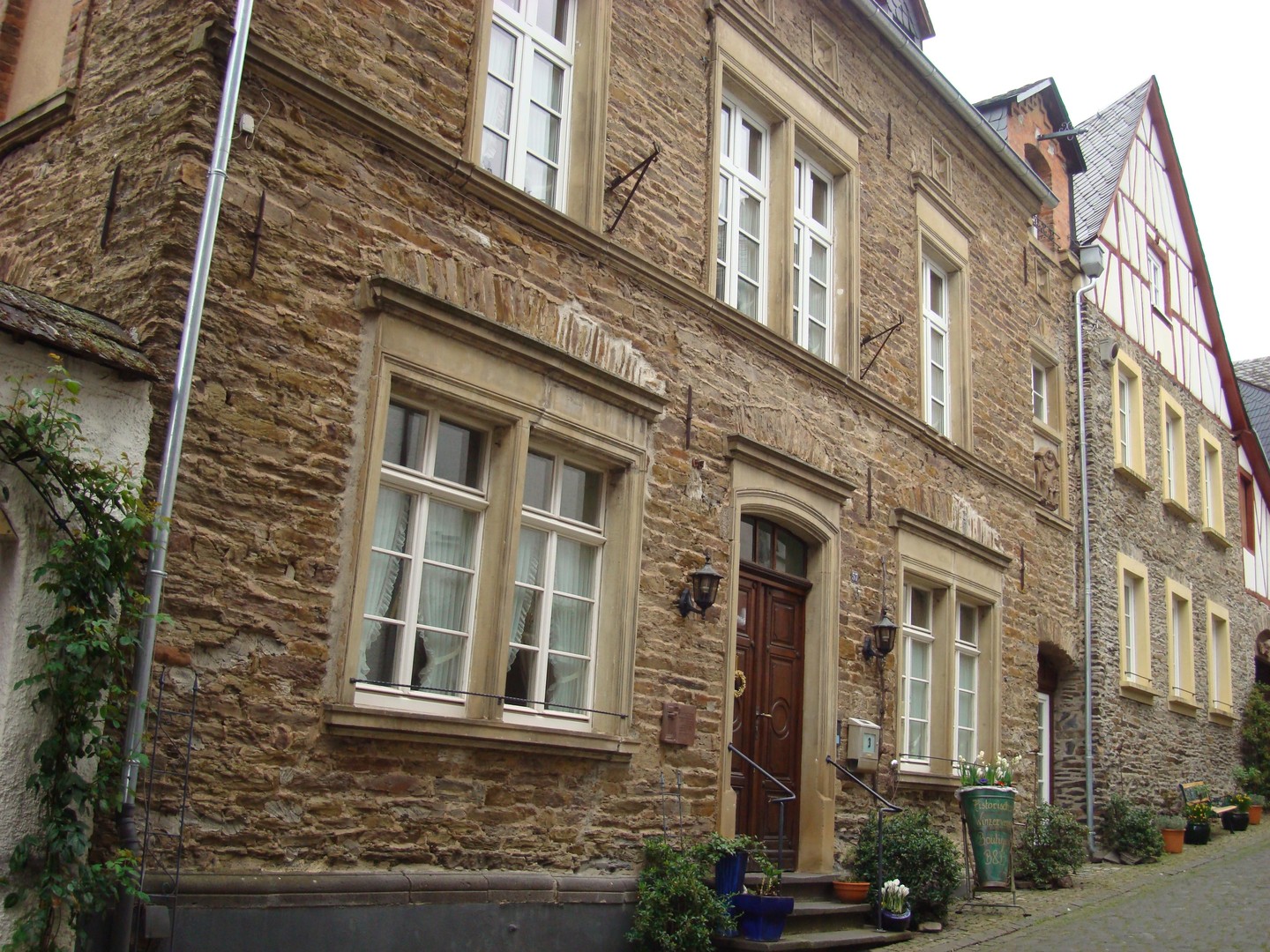 Exklusives historisches Bruchsteinhaus mit vielseitigem Nutzungskonzept – Senheim – Bild 1 von 20