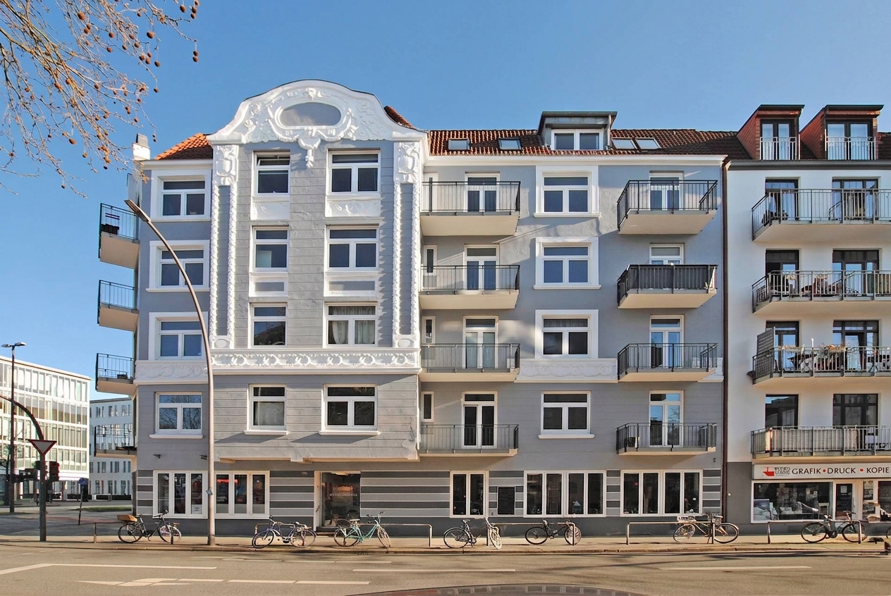 Winterhude: Stilvolle Gründerzeit-Wohnung mit Wohnküche und saniertem Balkon – Hamburg Winterhude – Bild 1 von 11