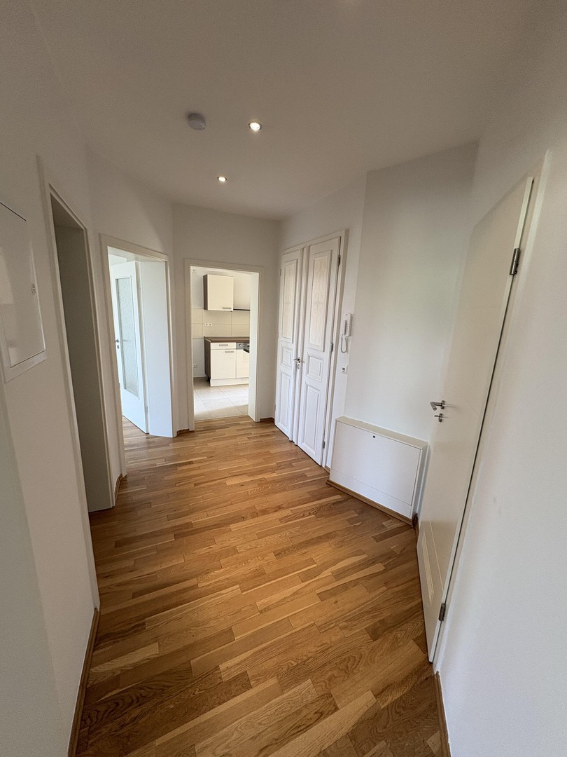 Helle, modernisierte 2-Zimmer-Wohnung mit Loggia und Einbauküche – Leipzig – Vorschaubild 2