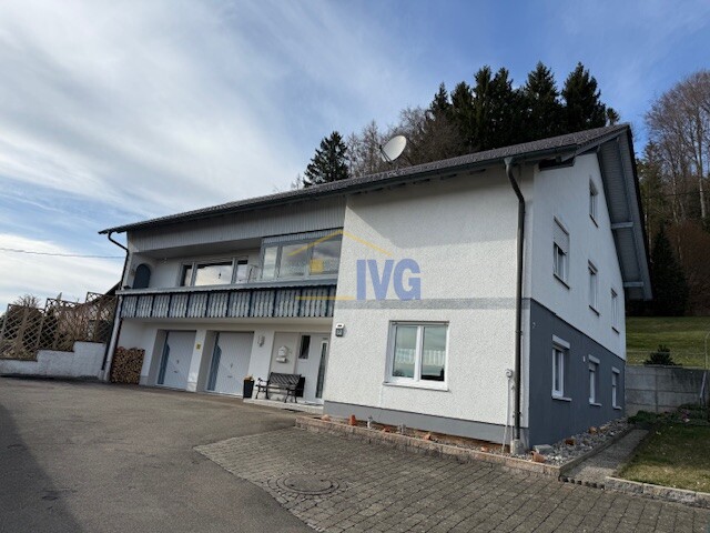 Einfamilienhaus mit Einliegerwohnung und großem Grundstück am Waldrand in Teilort von Leutkirch! – Leutkirch – Bild 1 von 19