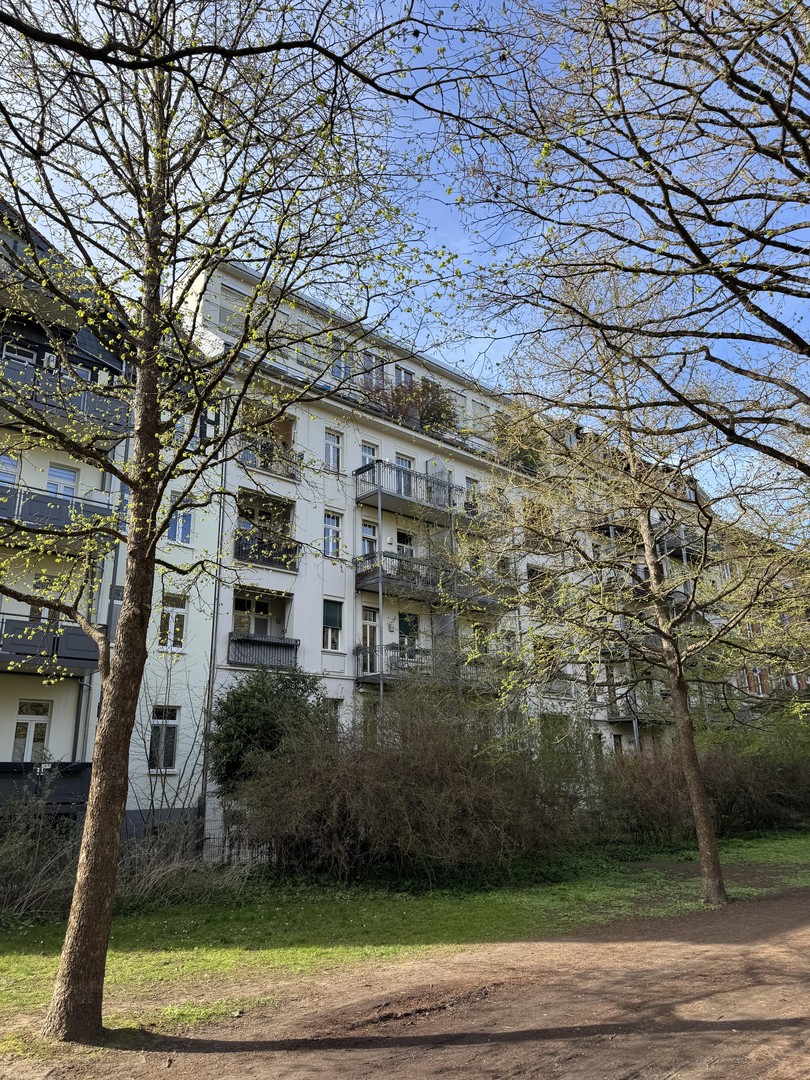 Direkter Parkzugang, 2 Balkone mit Gartenanteil, Loggia, Fußbodenheizung, Tageslichtbad, uvm... – Leipzig – Vorschaubild 2