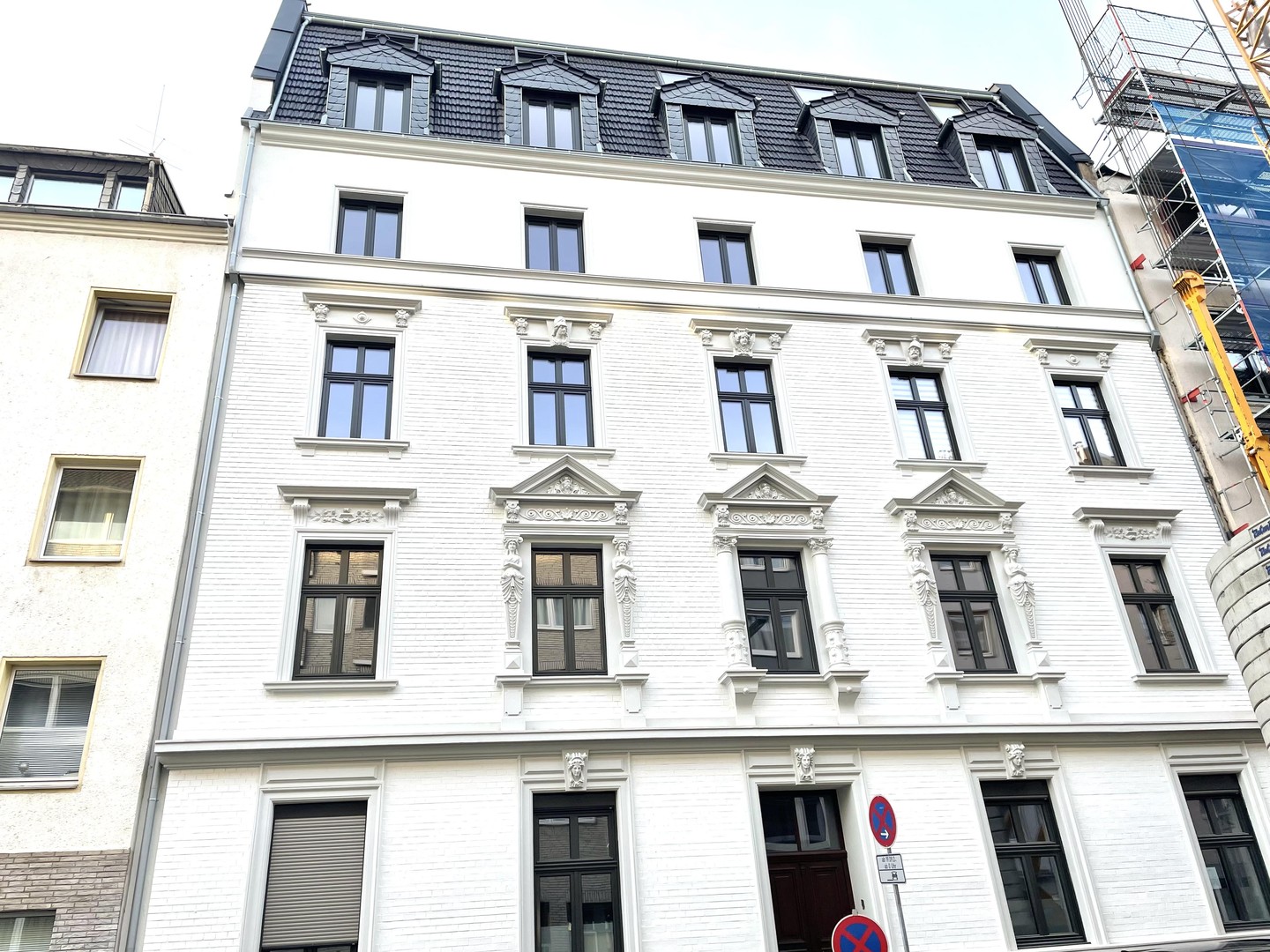 Erstbezug nach Sanierung: Charmante Stadtwhg. mit großem Balkon in energetisch saniertem Stilaltbau – Düsseldorf – Bild 1 von 15