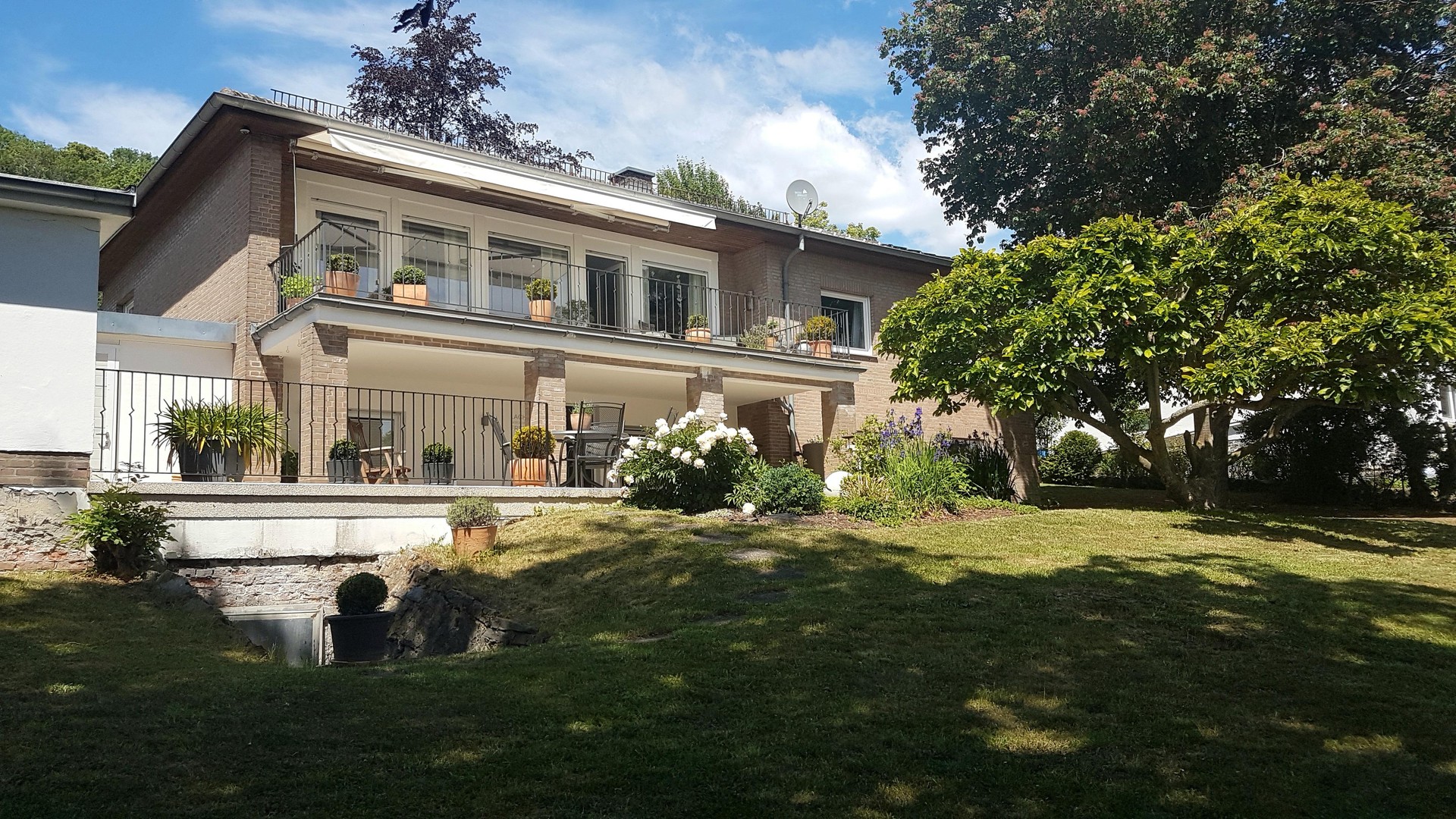 Sanierter Klinker-Traum auf 1500qm Parkgrundstück mit Smart-Home (Knx) – Homberg – Bild 1 von 25
