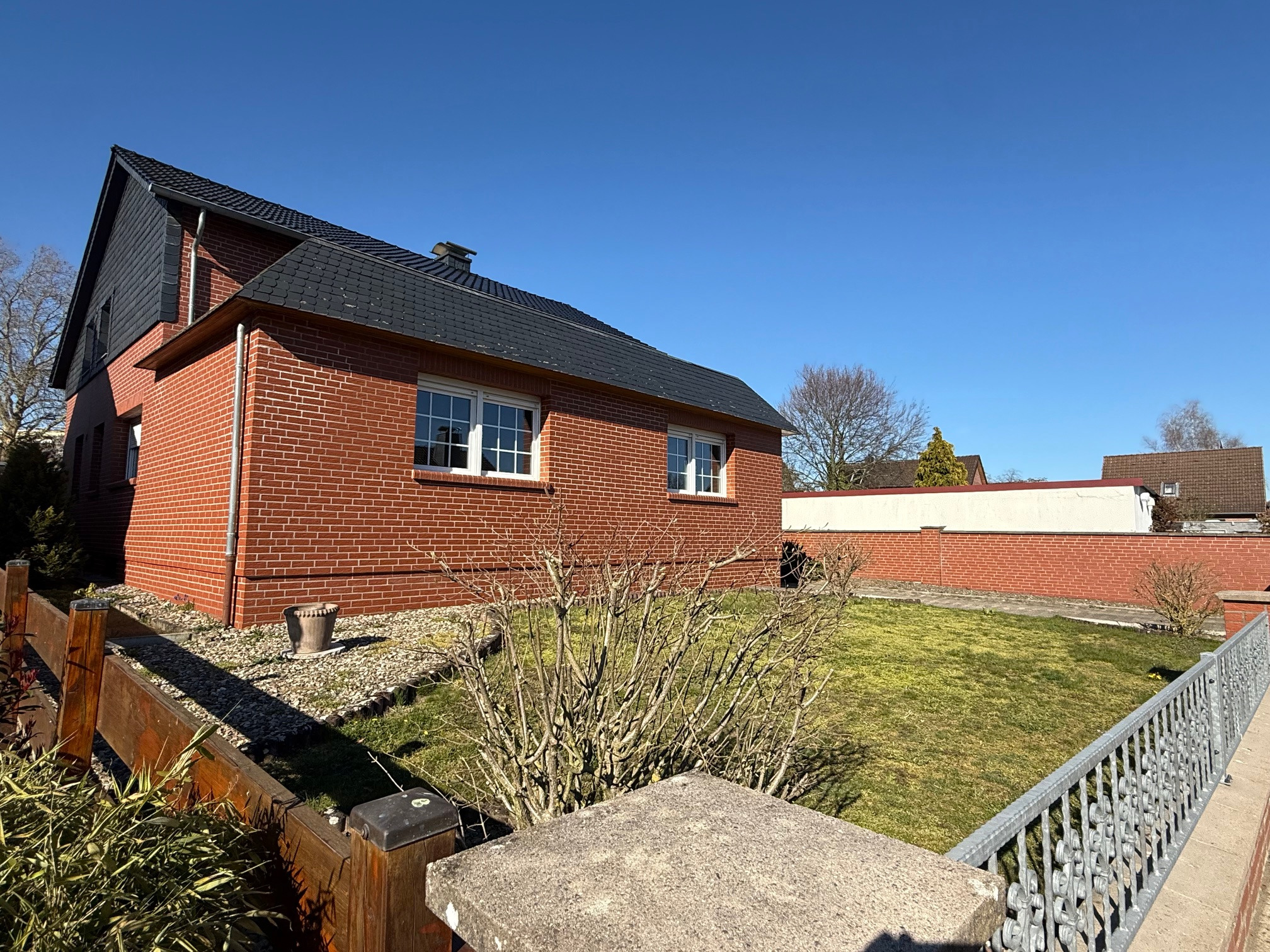 1-2-Familienhaus mit Wohlfühlatmosphäre,Balkon,Doppelgarage uvm. in Emmerstedt – Helmstedt – Vorschaubild 2