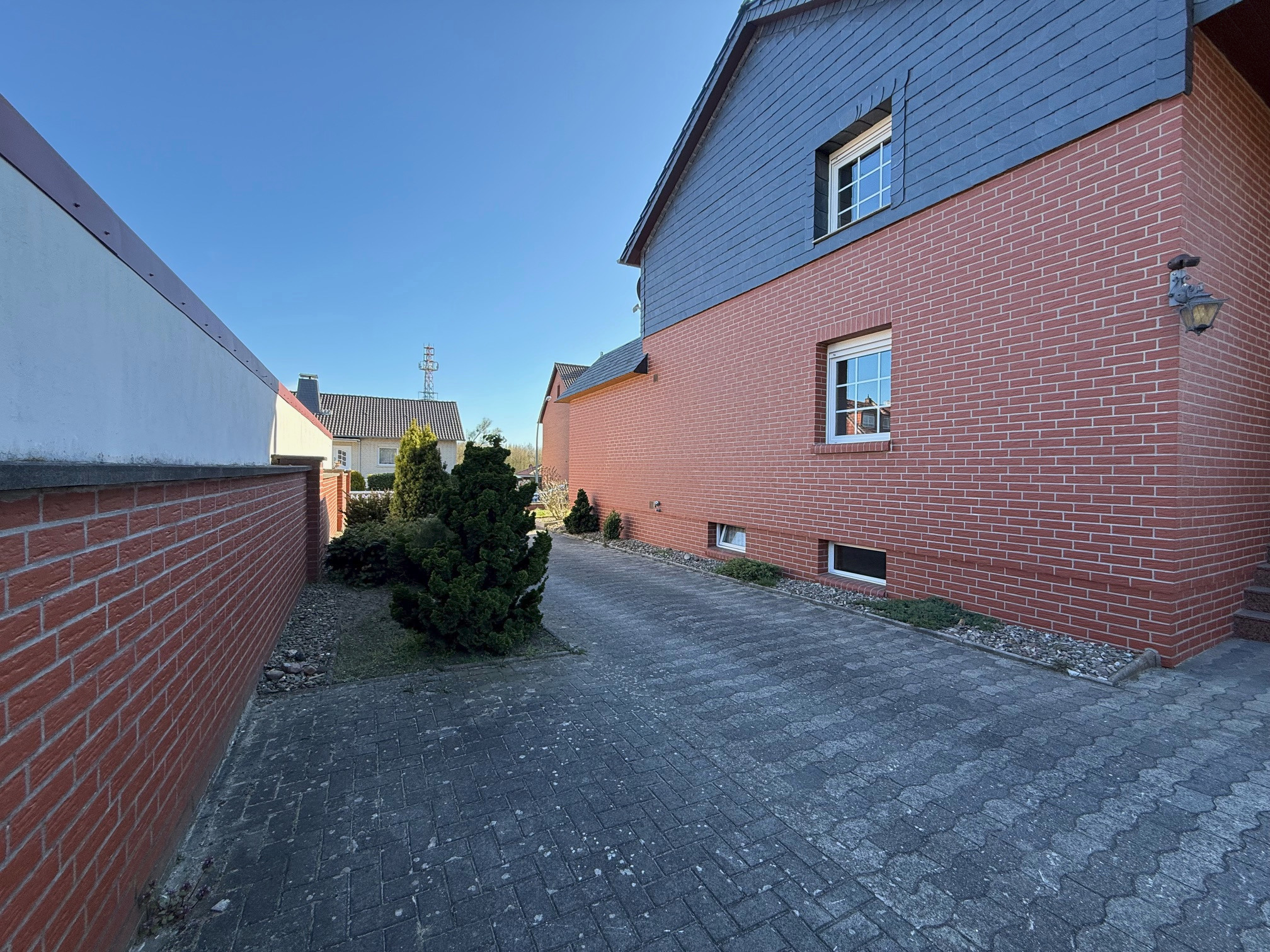 1-2-Familienhaus mit Wohlfühlatmosphäre,Balkon,Doppelgarage uvm. in Emmerstedt – Helmstedt – Vorschaubild 3