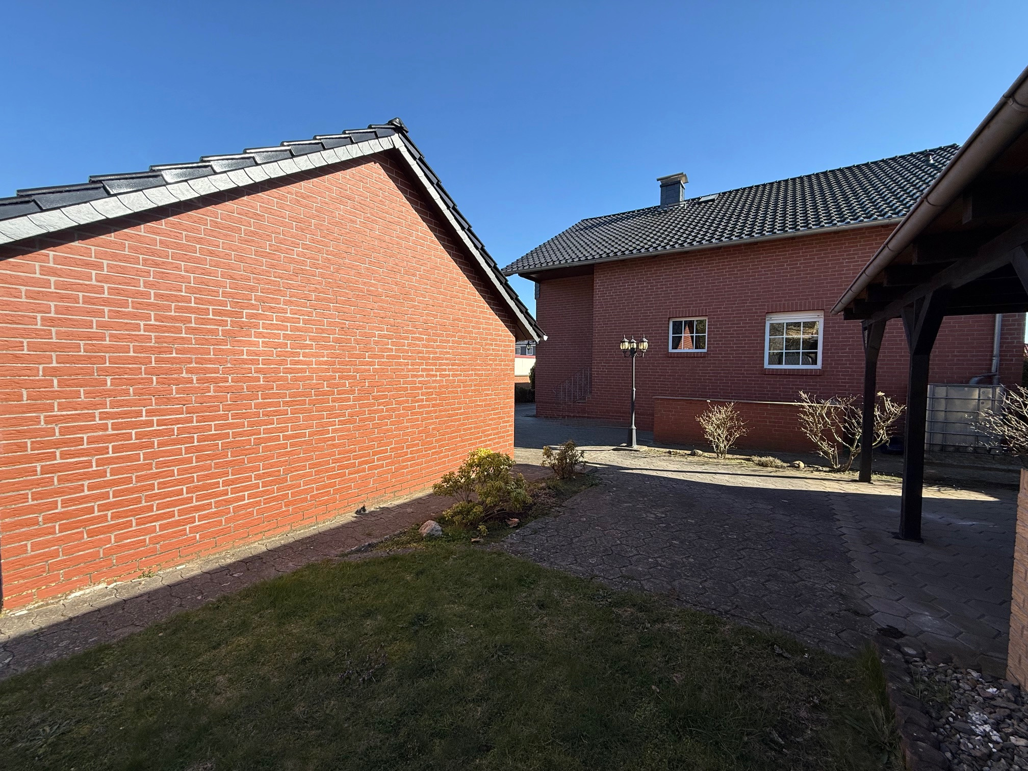 1-2-Familienhaus mit Wohlfühlatmosphäre,Balkon,Doppelgarage uvm. in Emmerstedt – Helmstedt – Vorschaubild 8