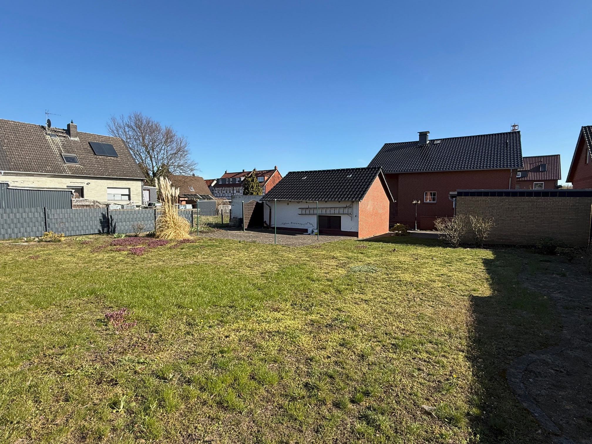 1-2-Familienhaus mit Wohlfühlatmosphäre,Balkon,Doppelgarage uvm. in Emmerstedt – Helmstedt – Vorschaubild 9