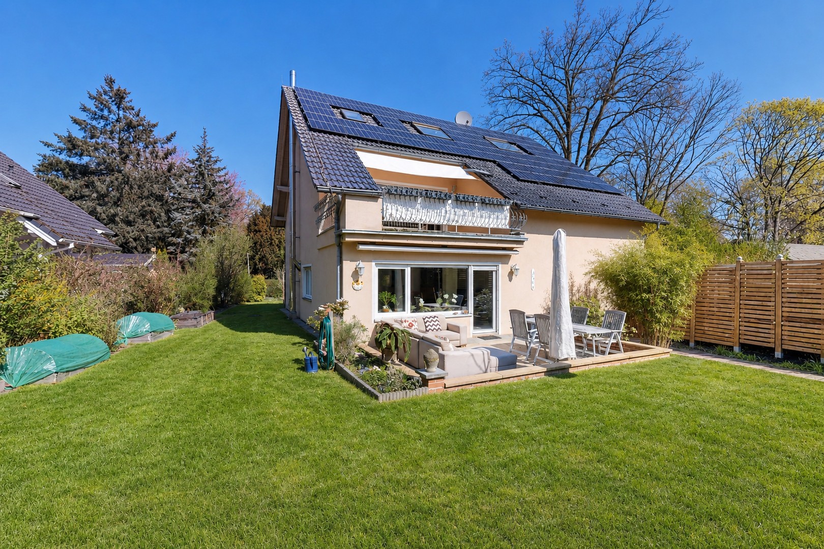 Modernisiertes Einfamilienhaus in Kladow, großes Grundstück nahe Havel mit Privatweg & Waldzugang – Berlin – Bild 1 von 11