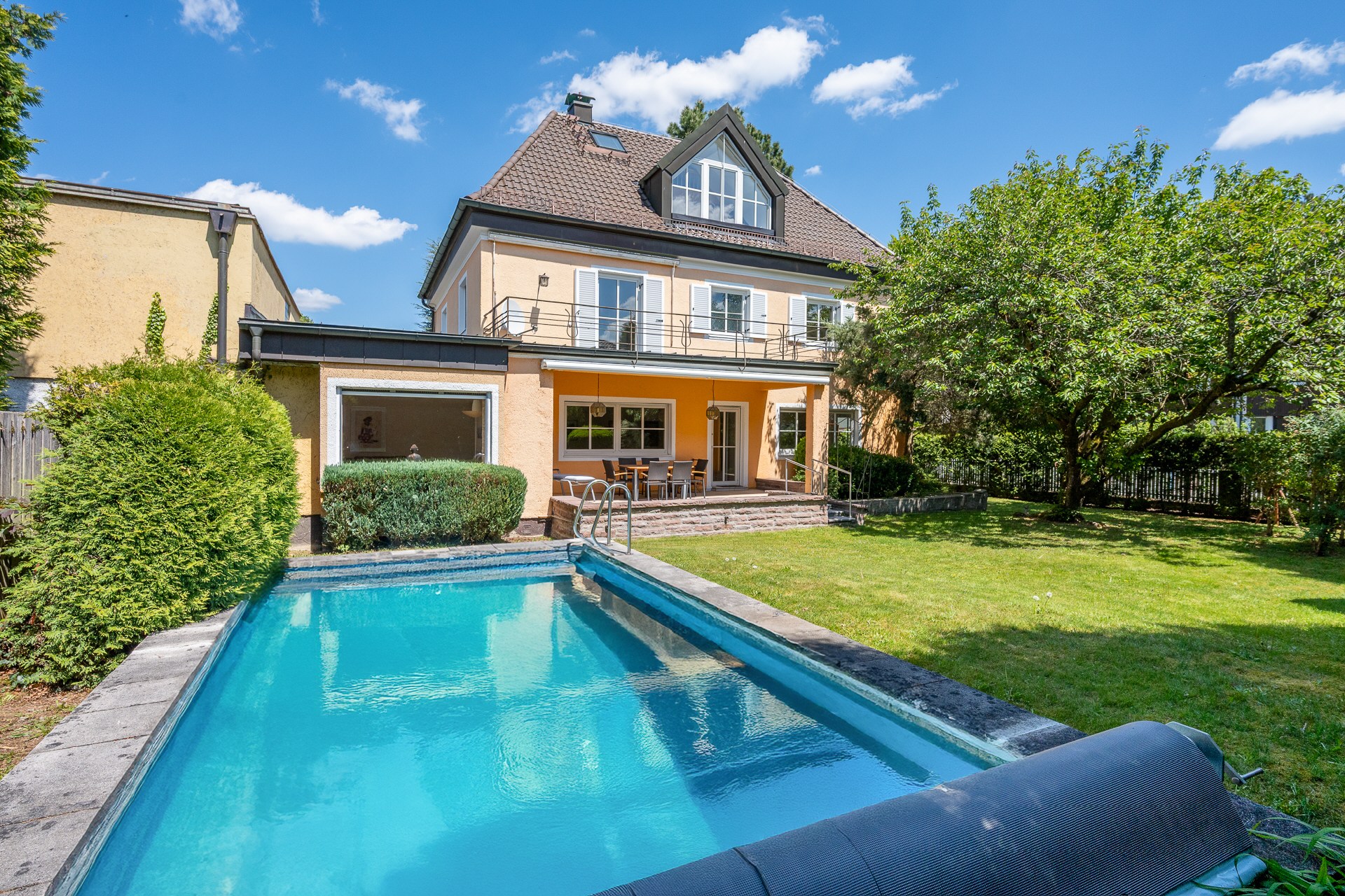 AIGNER - Rarität in Bestlage: Historische Villa mit Garten und Außenpool im Blumenviertel – München – Vorschaubild 9