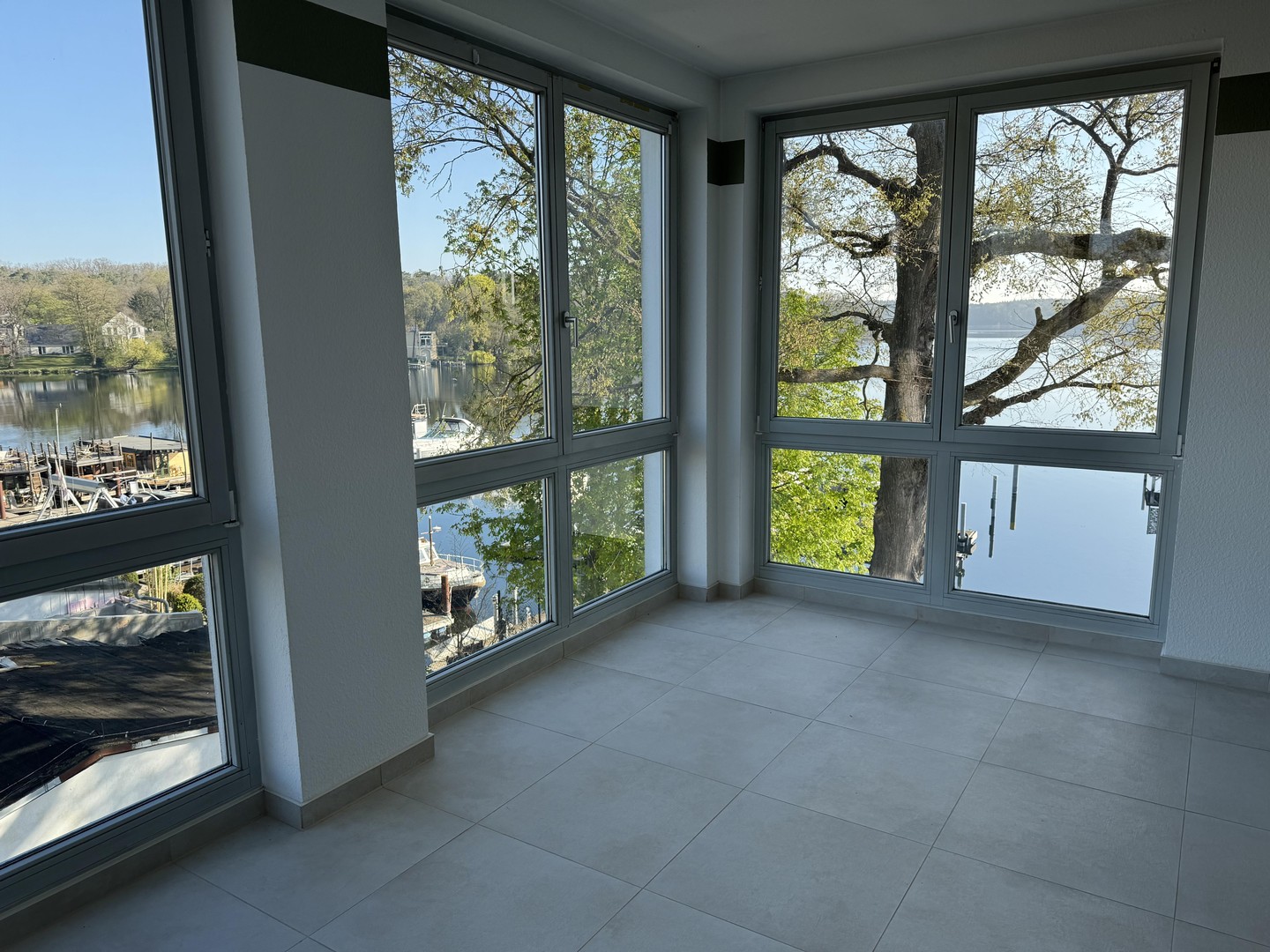 Seeblick • Große Fenster • Balkon zum Wasser – Potsdam – Vorschaubild 2