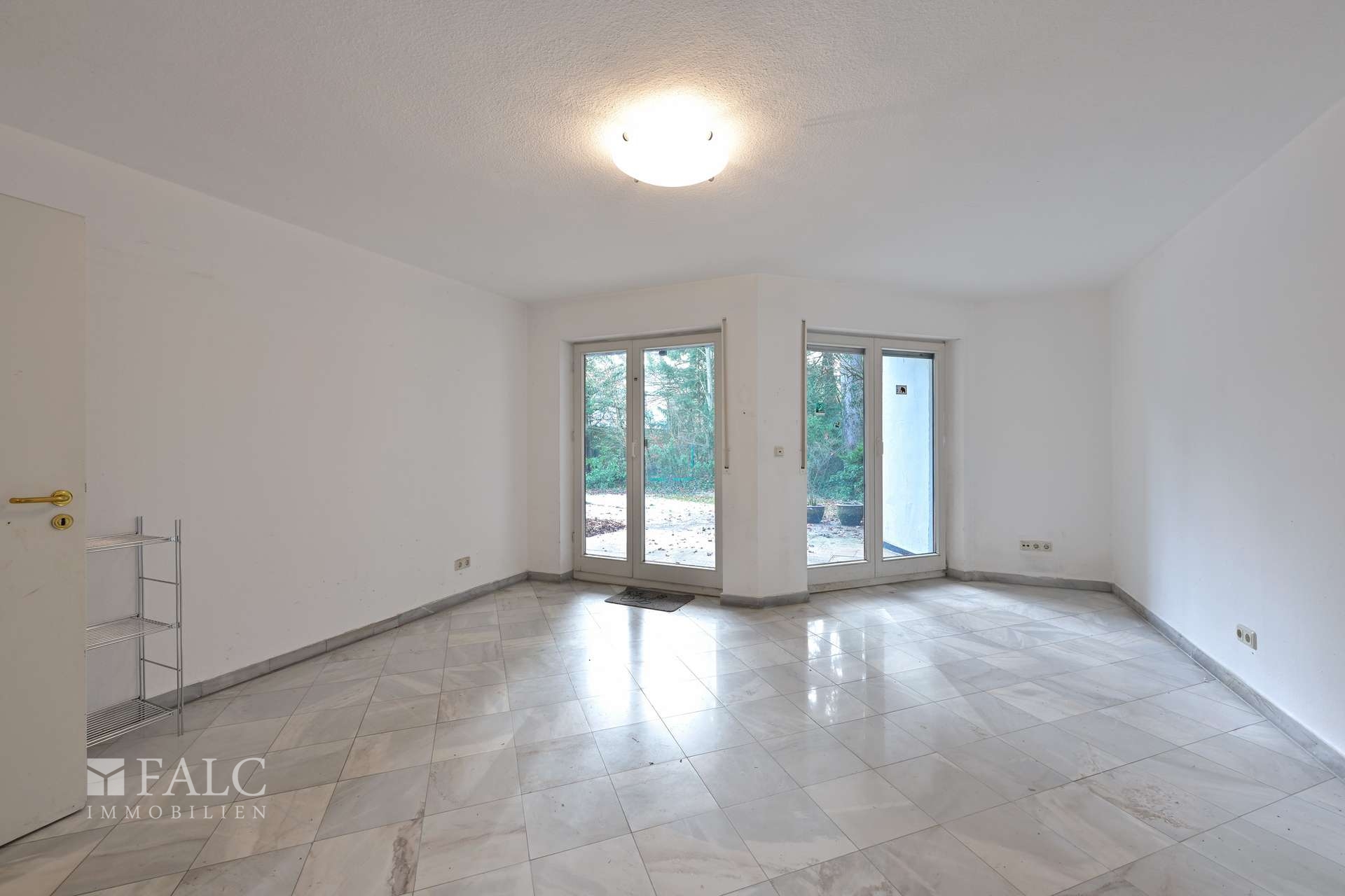 Großzügige Gartenwohnung mit 3 Terrassen, vielseitiger Nutzfläche & Wellnesspotenzial – München – Vorschaubild 14
