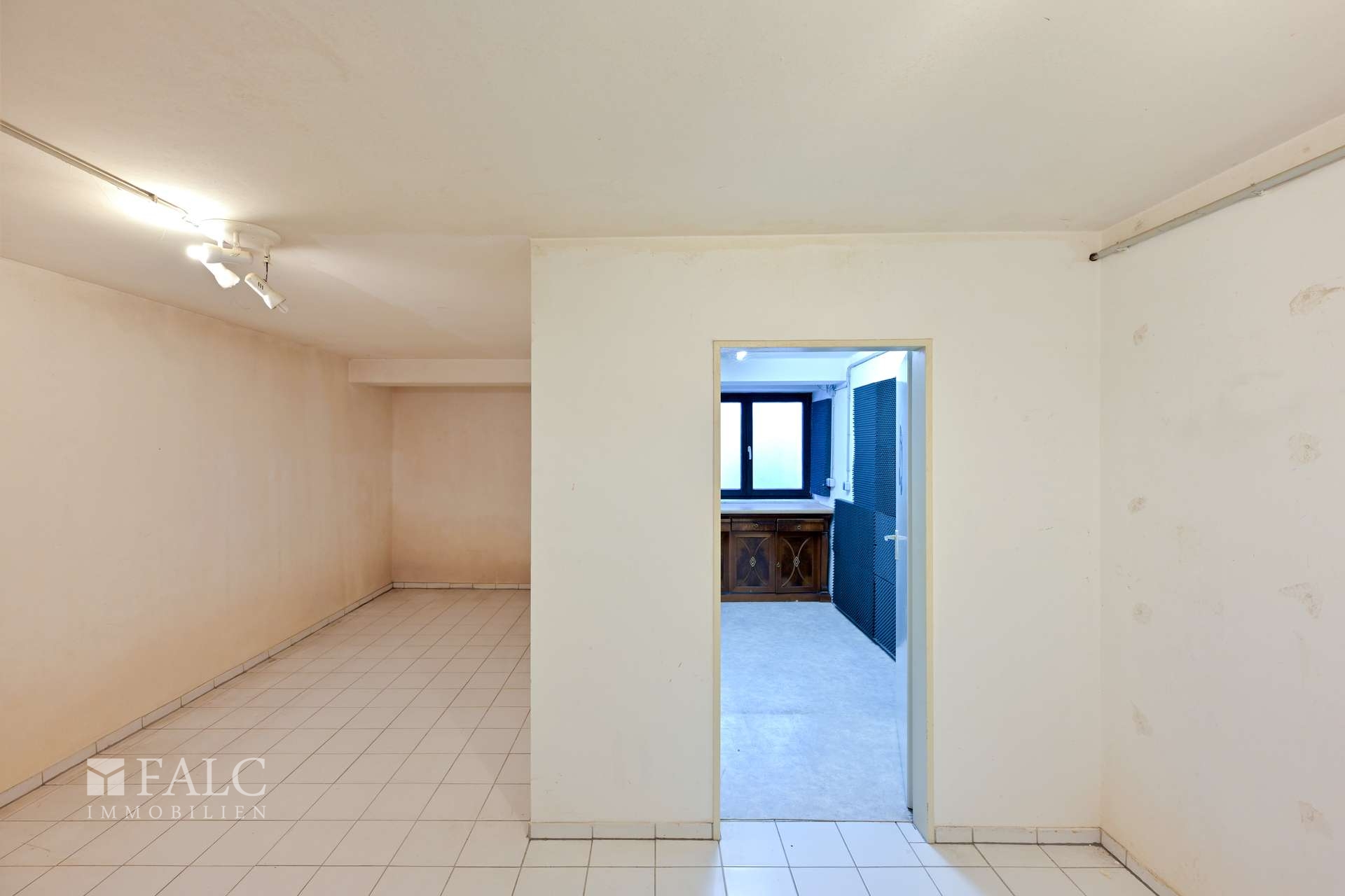 Großzügige Gartenwohnung mit 3 Terrassen, vielseitiger Nutzfläche & Wellnesspotenzial – München – Vorschaubild 24