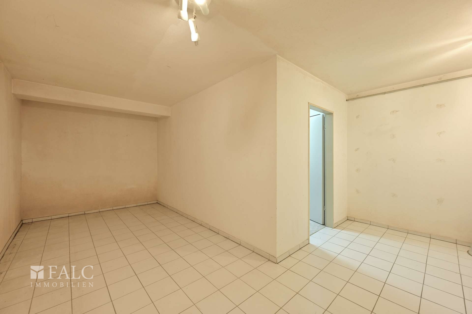 Großzügige Gartenwohnung mit 3 Terrassen, vielseitiger Nutzfläche & Wellnesspotenzial – München – Vorschaubild 25