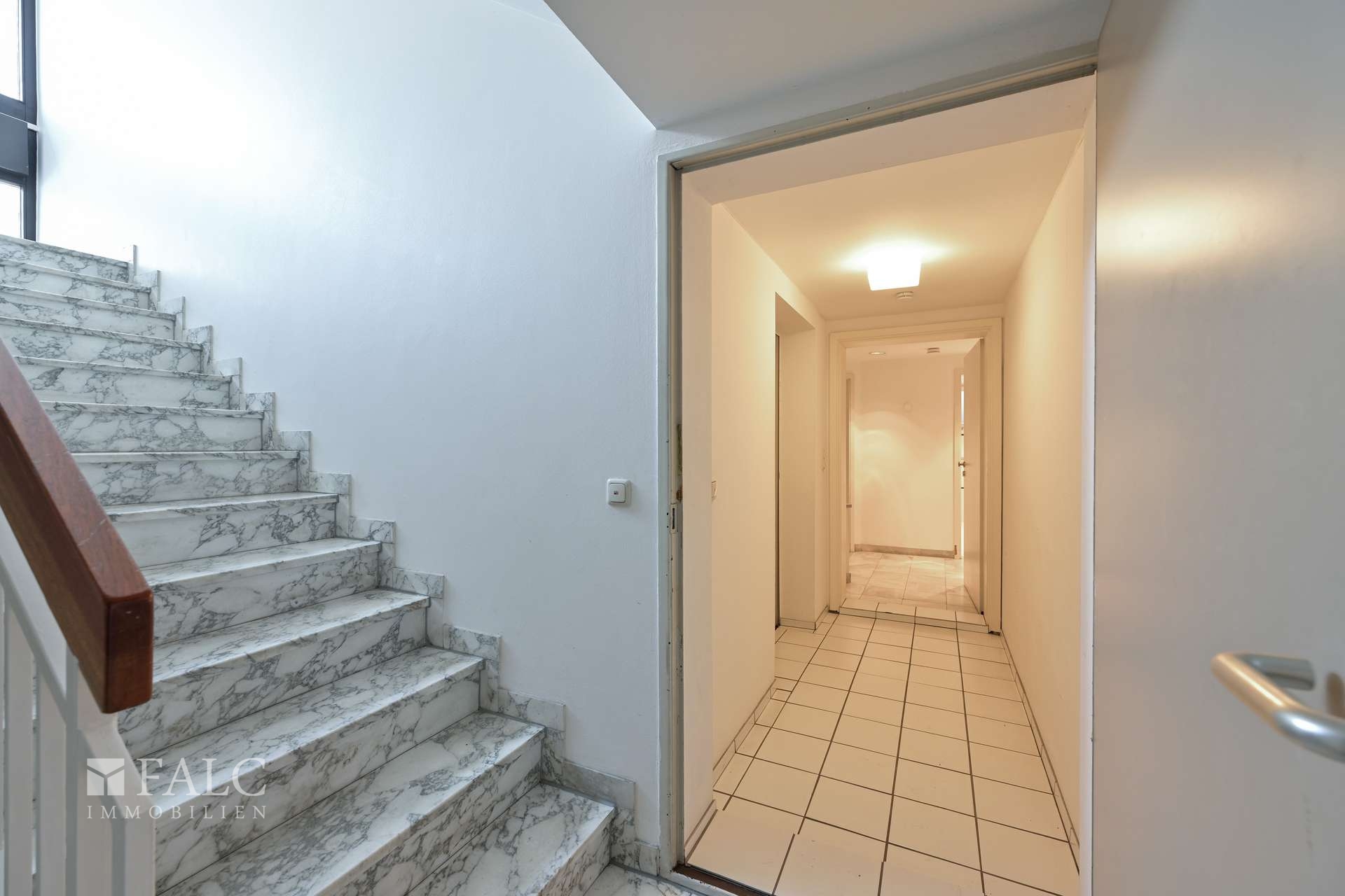 Großzügige Gartenwohnung mit 3 Terrassen, vielseitiger Nutzfläche & Wellnesspotenzial – München – Vorschaubild 28