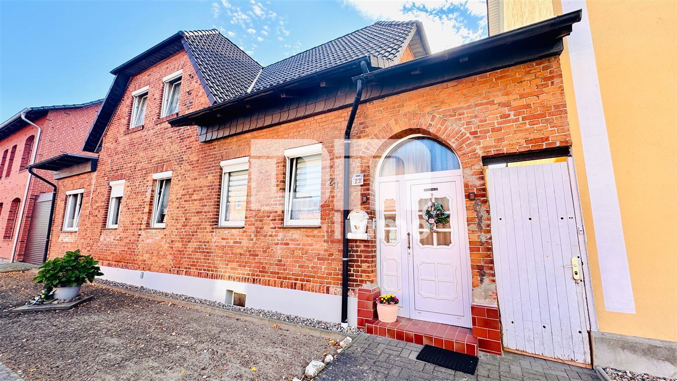 Solides Ein- bis Zweifamilienhaus mit großer Terrasse, Nebengebäude und opulenten Gartenbereich – Goldberg , Meckl – Bild 1 von 22