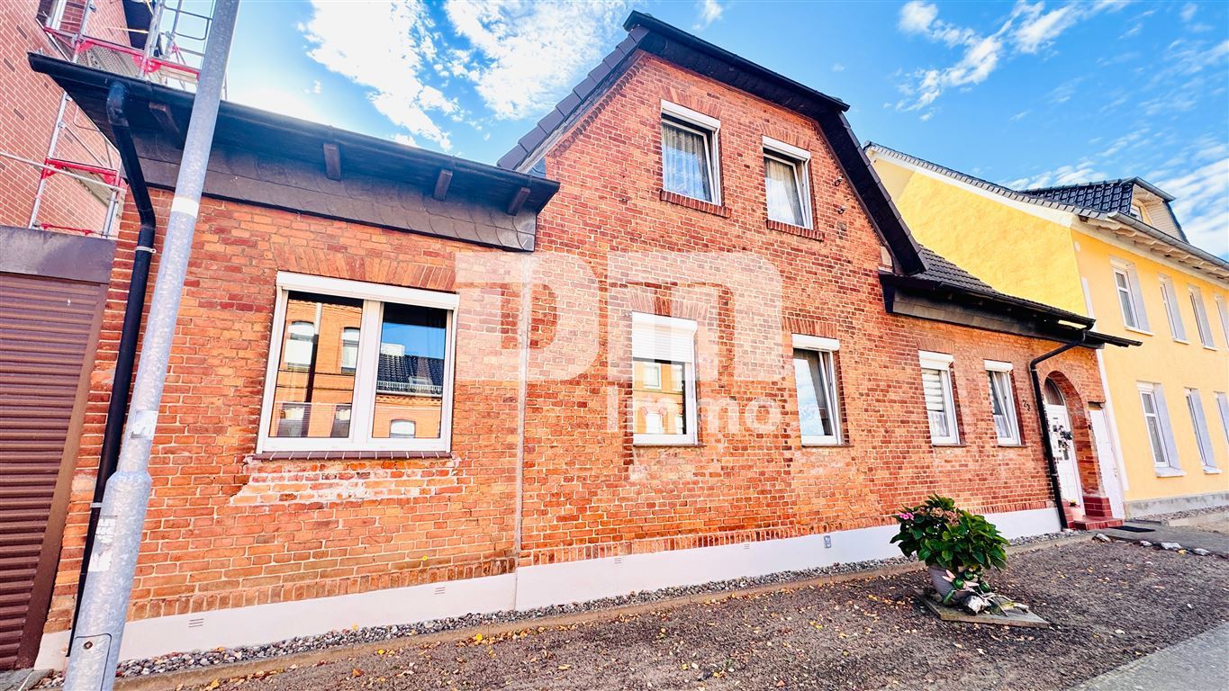 Solides Ein- bis Zweifamilienhaus mit großer Terrasse, Nebengebäude und opulenten Gartenbereich – Goldberg , Meckl – Vorschaubild 2
