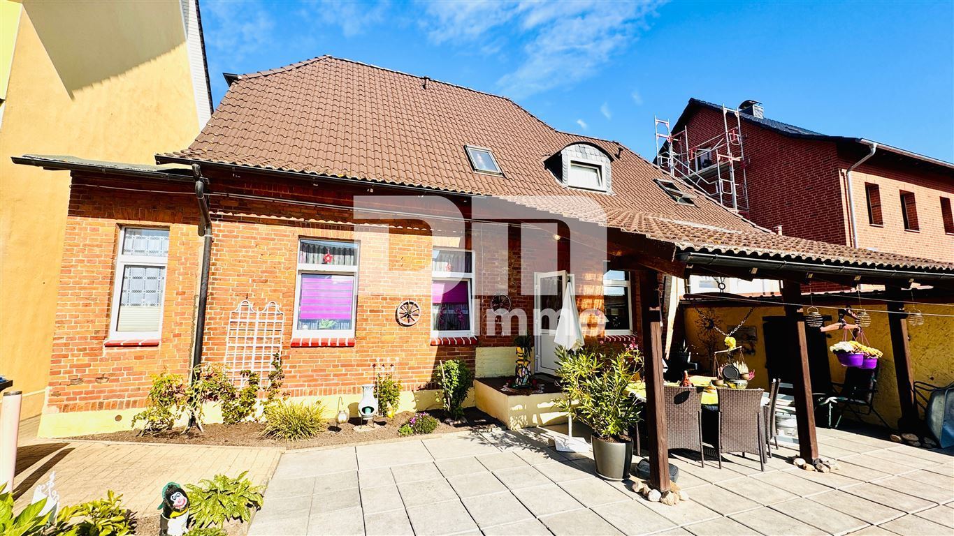 Solides Ein- bis Zweifamilienhaus mit großer Terrasse, Nebengebäude und opulenten Gartenbereich – Goldberg , Meckl – Vorschaubild 3