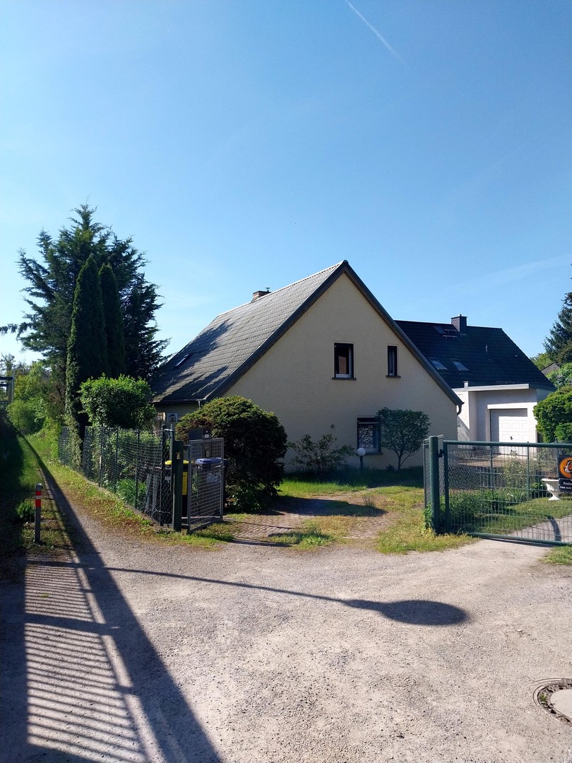 Seltene Wasserlage in Potsdam – Einfamilienhaus mit Steg & Seeblick – Potsdam – Bild 1 von 23