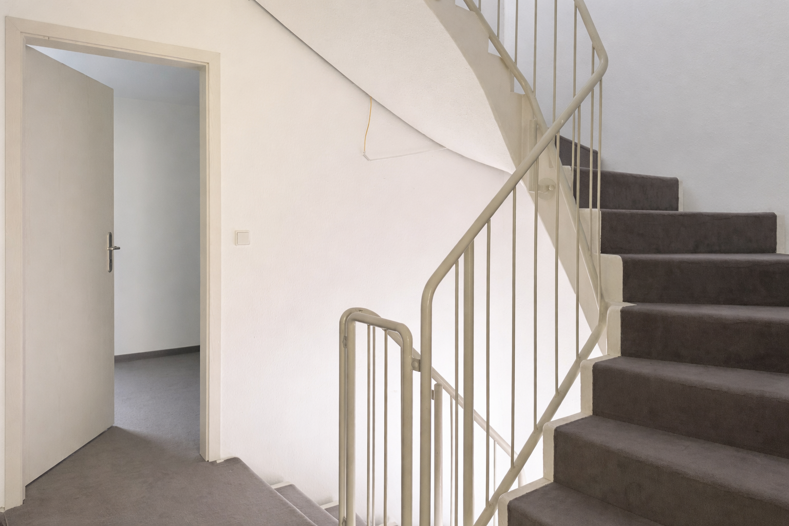 Kurzfristig bezugsfrei! Baujahr 2000 | Pkw-Stellplatz | EBK optional | ausgebautes Studio | Garten – Leipzig – Vorschaubild 6