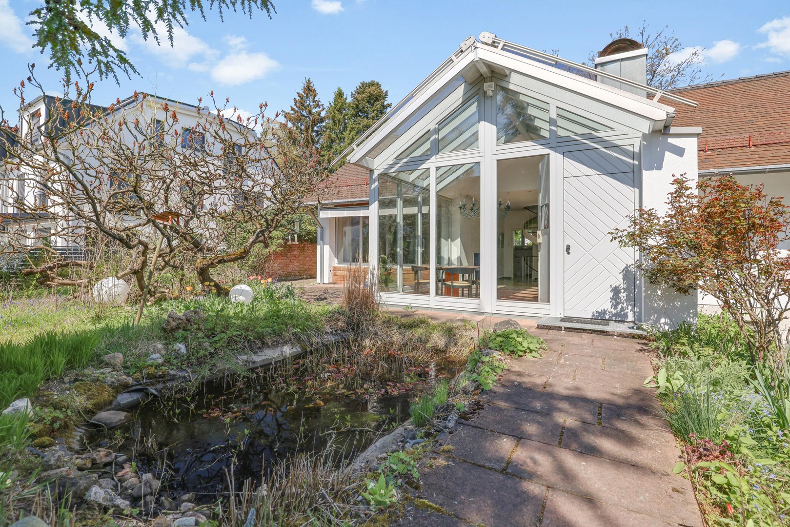 Bezugsfrei! Ruhiges Einfamilienhaus mit großem Garten! Provisionsfrei! – München – Bild 1 von 27