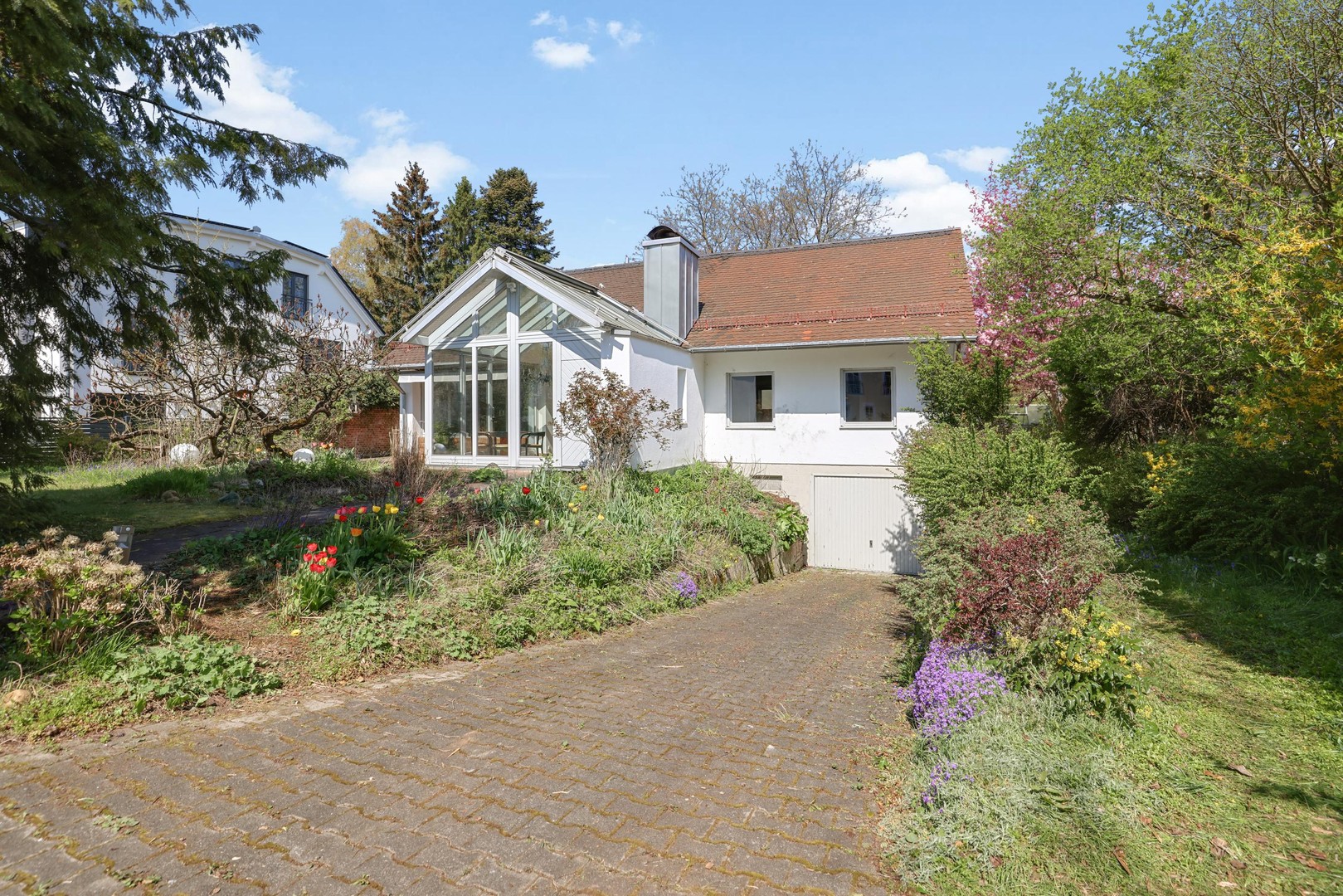 Bezugsfrei! Ruhiges Einfamilienhaus mit großem Garten! Provisionsfrei! – München – Vorschaubild 2