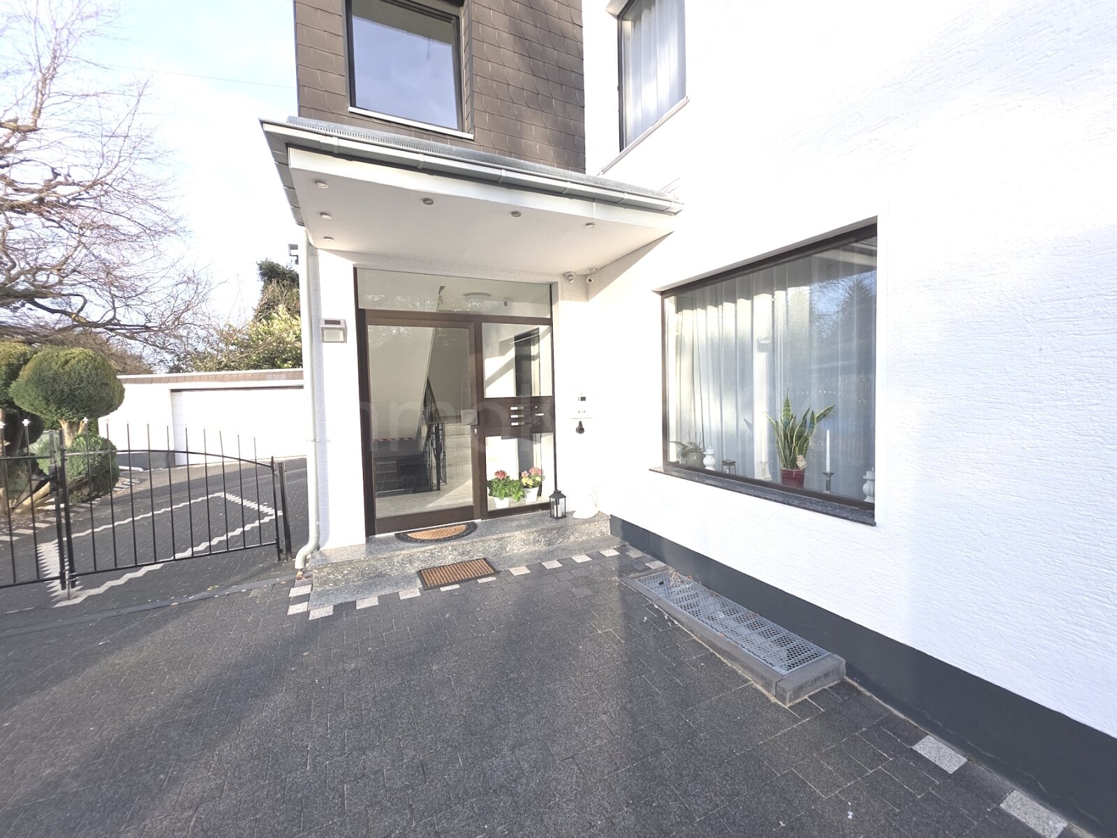 ++ MODERNISIERTES DREIFAMILIENHAUS + DOPPELGARAGE + GARTEN IN GUTER LAGE!! ++ – Herzogenrath – Vorschaubild 2