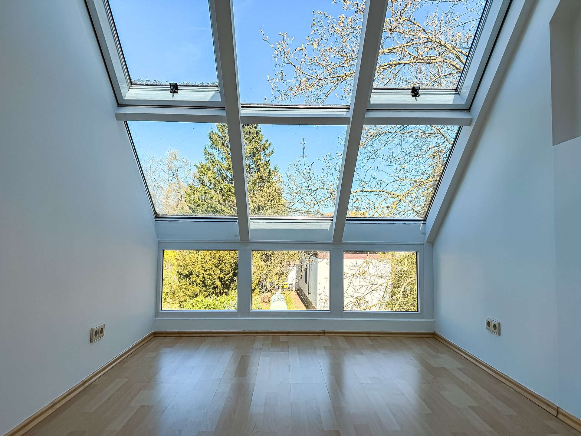 Sofort bezugsfrei | Maisonettewohnung mit ZWEI Terrassen| TG-Stellplatz | Fußläufig in den Auwald | – Leipzig – Vorschaubild 2