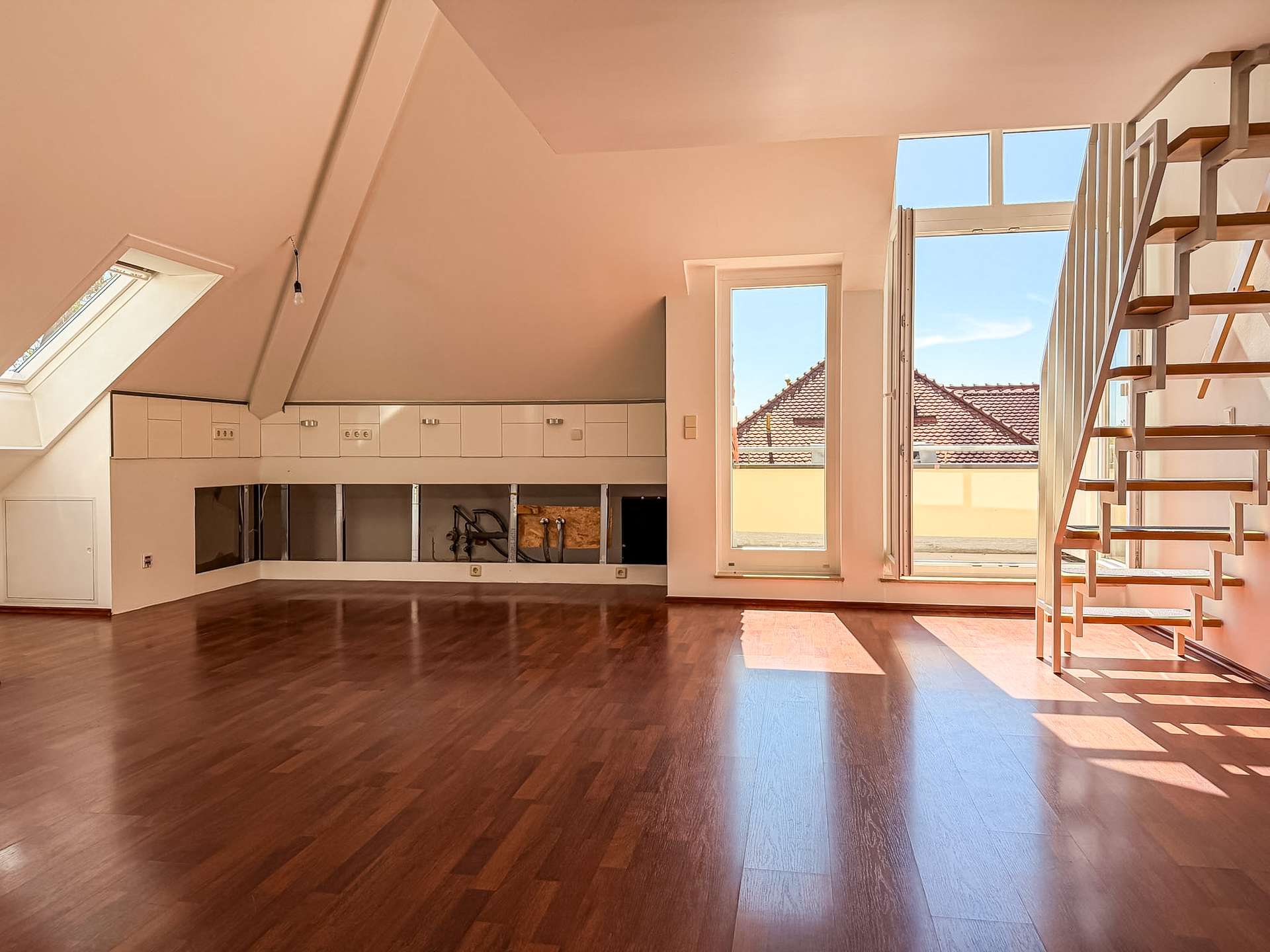 Sofort bezugsfrei | Maisonettewohnung mit ZWEI Terrassen| TG-Stellplatz | Fußläufig in den Auwald | – Leipzig – Vorschaubild 4