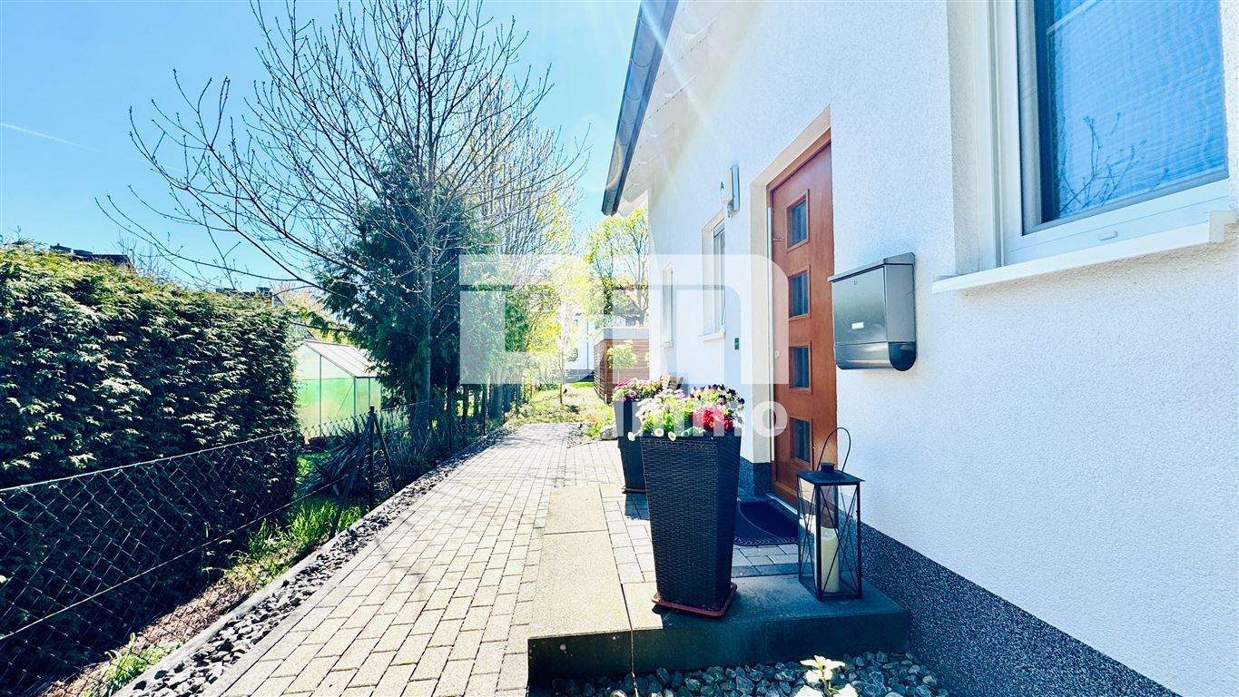 Modernes Familienglück nahe KfW 55-Standard mit Terrasse, Carport und Parkplatz – Kassel , Hess – Vorschaubild 4