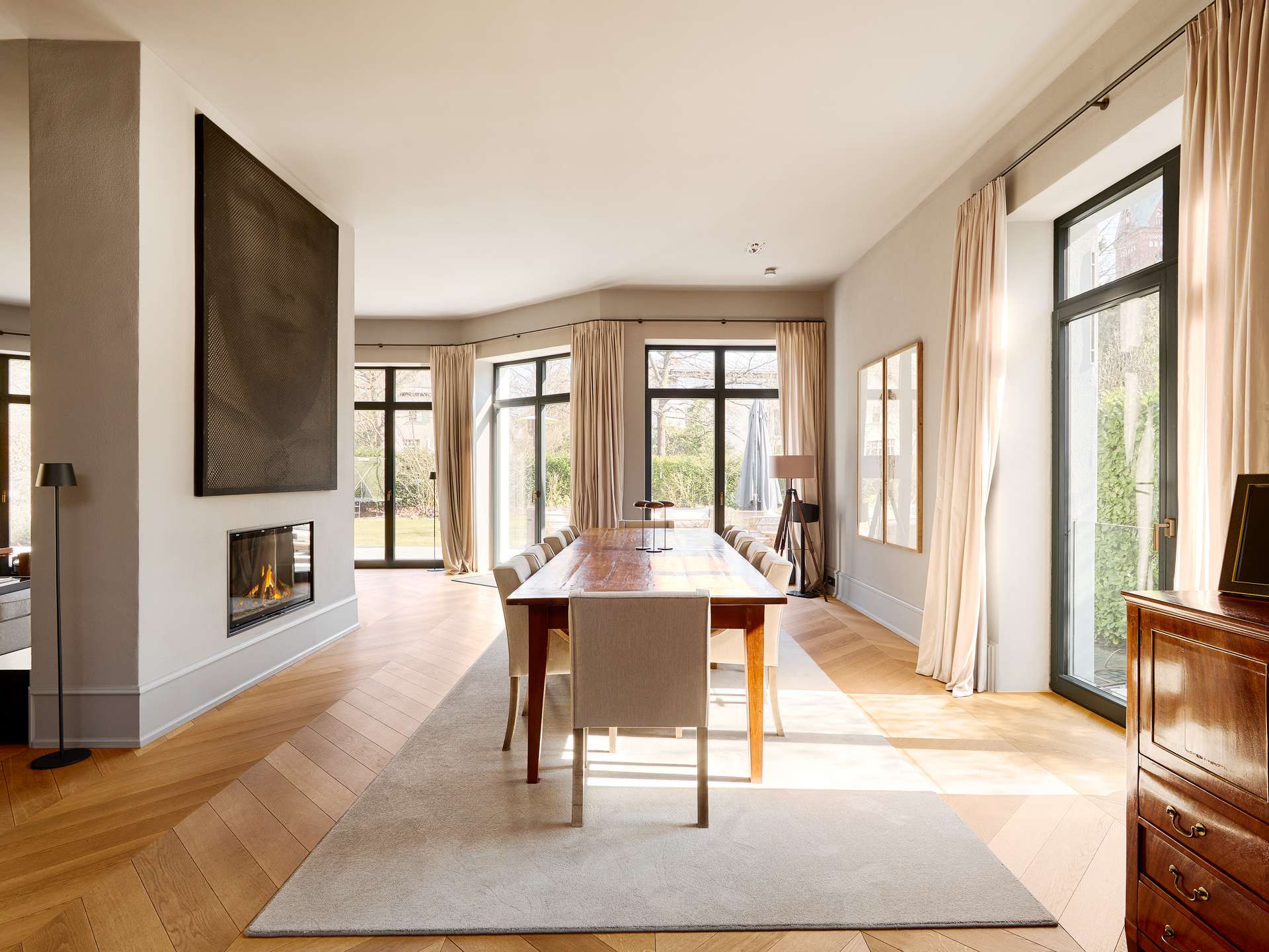 Architektonisches Unikat: Luxuriöse Altbauvilla mit Einliegerwohnung & Salzwasseraußenpool – Berlin – Bild 1 von 28