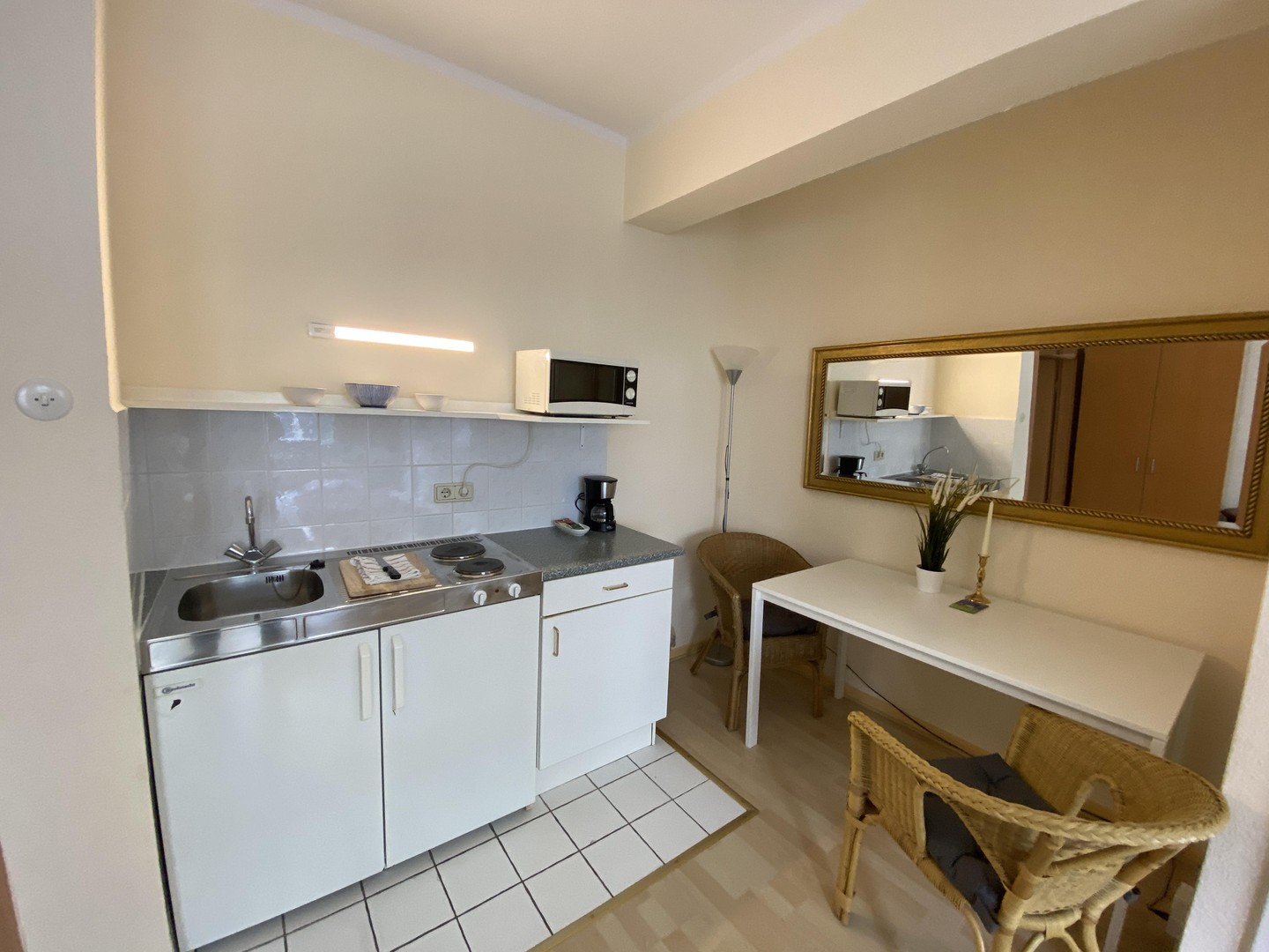 Schicke Single Wohnung (möbliert) nähe Japanviertel – Düsseldorf – Vorschaubild 4