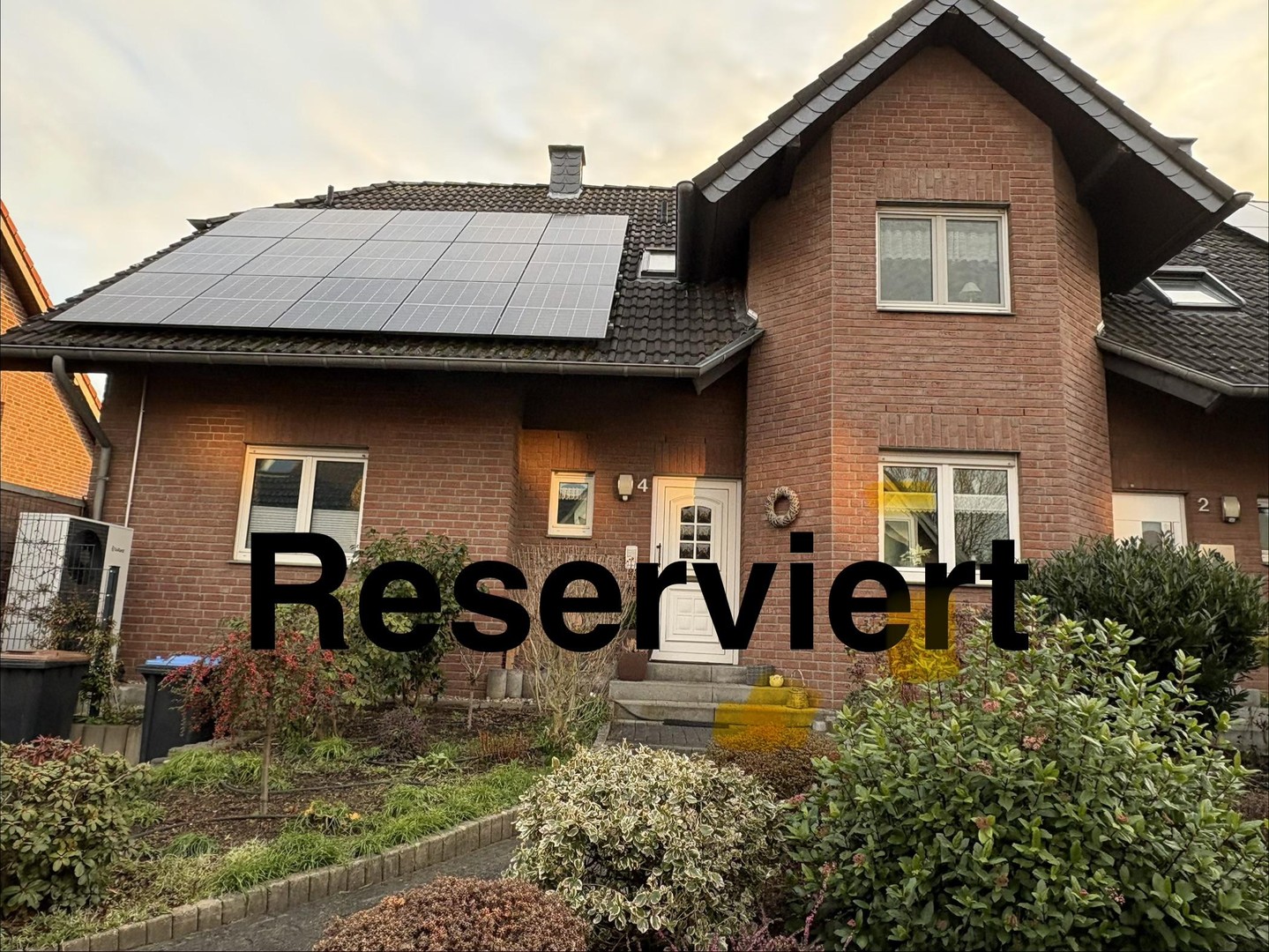 Große Doppelhaushälfte in Top-Lage. Gepflegtes Zweifamilienhaus in ruhiger und zentraler Lage. – Alpen – Bild 1 von 29