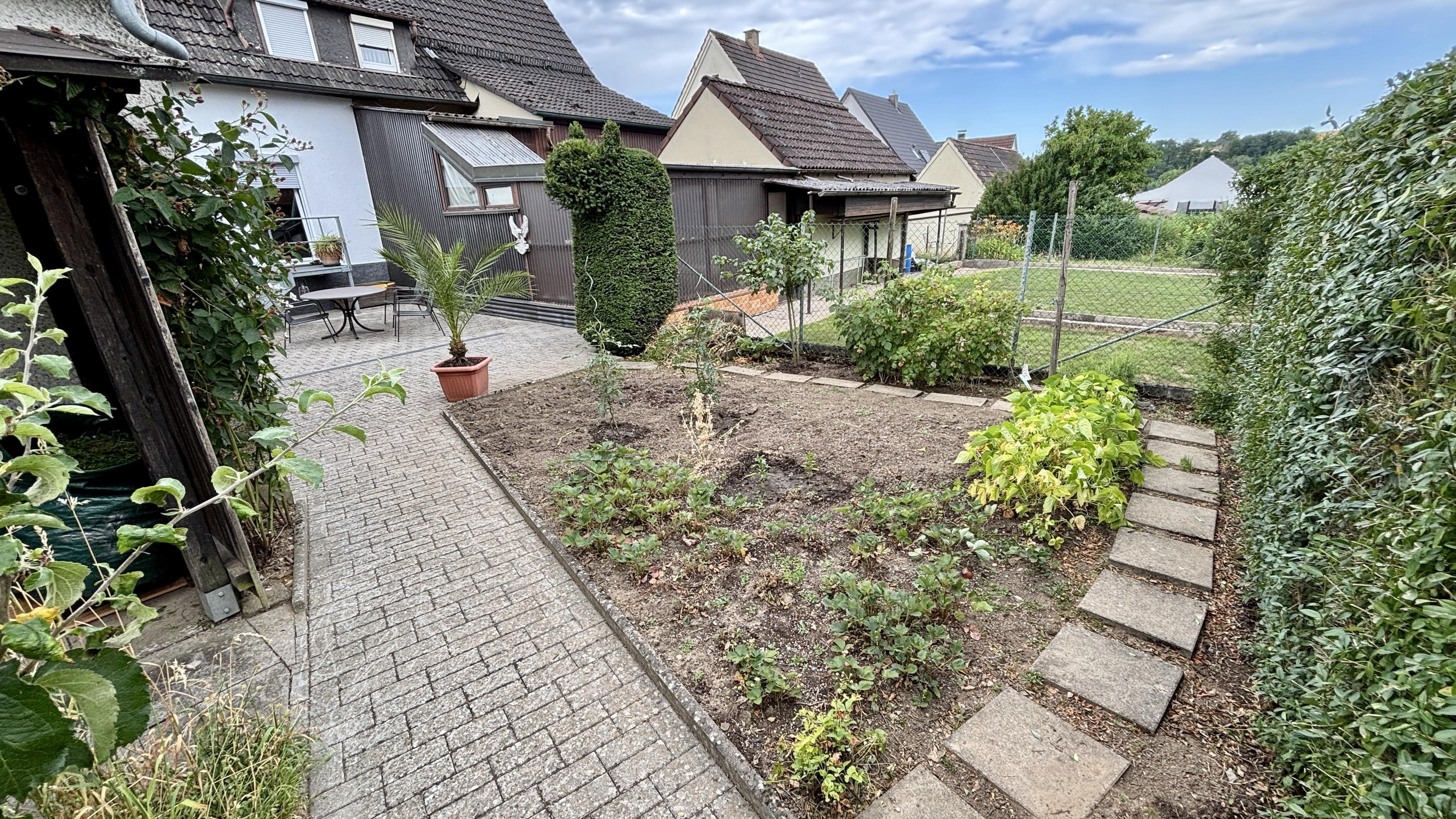 Gemütliche Doppelhaushälfte mit schöner Terrasse und Kamin – Bad Friedrichshall – Bild 1 von 16