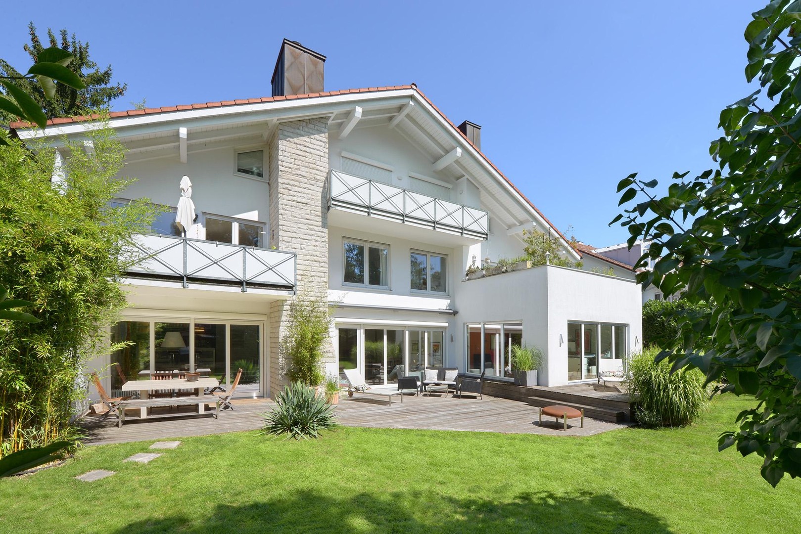Lichtdurchflutete Gartenwohnung mit Hauscharakter in München Bogenhausen/Daglfing. Provisionsfrei