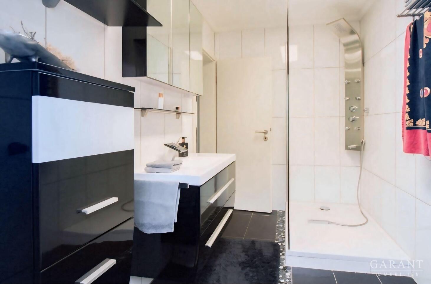 Modernes Zweifamilienhaus mit Charme im Herzen von Pleidelsheim – Pleidelsheim – Vorschaubild 3