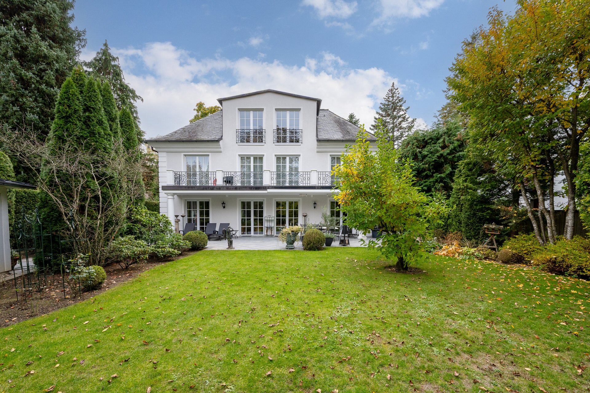 AIGNER - Luxuriös und durchdacht: Villa mit Aufzug in einem Parkgrundstück