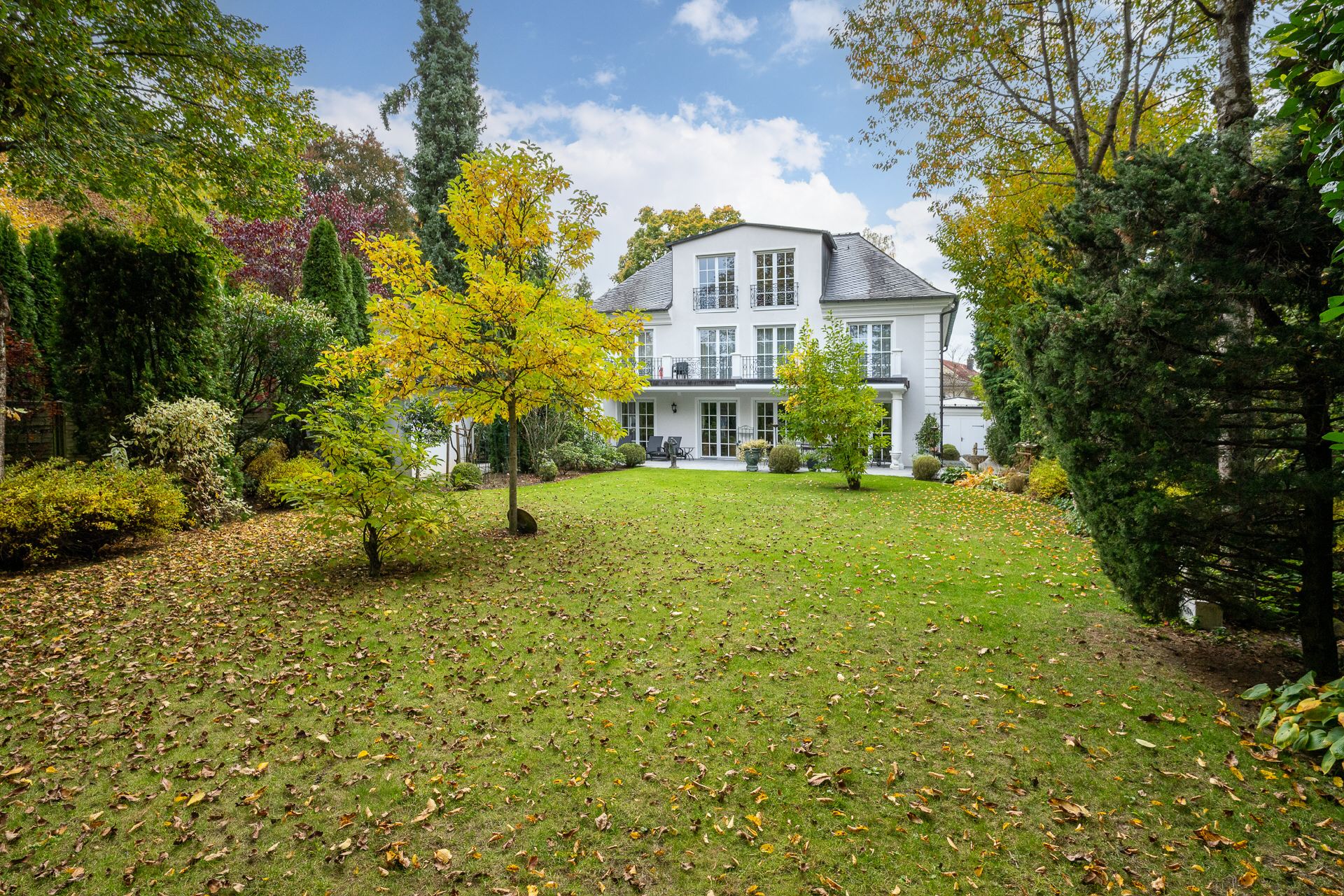 AIGNER - Luxuriös und durchdacht: Villa mit Aufzug in einem Parkgrundstück – München – Vorschaubild 20